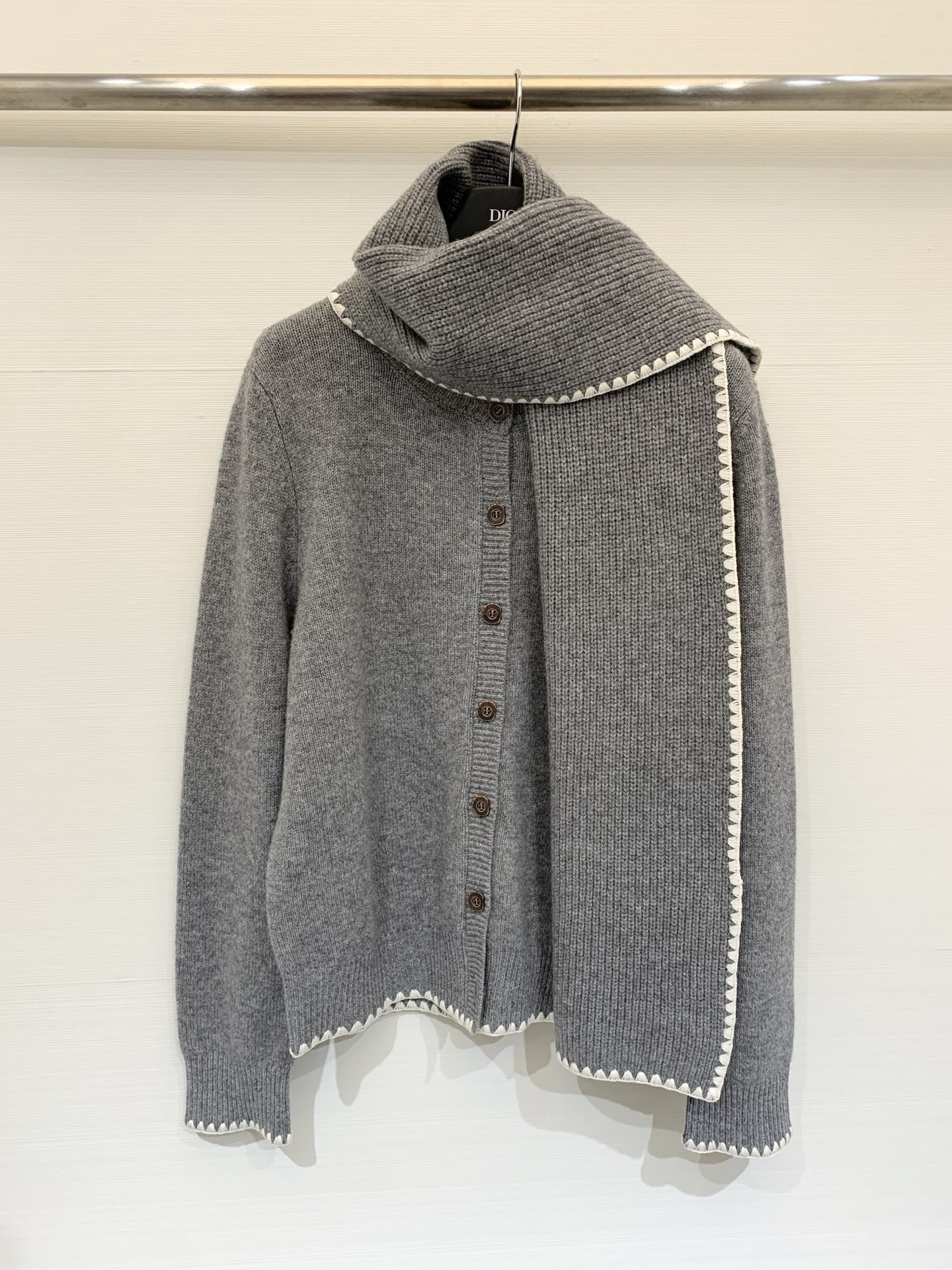 NO:666479,Toteme 25 new autumn and winter style knitted round neck cardigan, paired with knitted scarves from the same series, the version is loose and casual, and the edges are decorated with white shell-shaped stitching lace, forming a contrast between red and white, adding a sense of sophistication. Two-color SML,,  19860909Toteme 25秋冬新款 围脖针织圆领开衫,搭配同系列针织围巾,版型偏宽松休闲,边缘饰有白色的贝壳状缝线花边,形成红与白的撞色对比,增添了精致感 两色SML,, ,Women's clothing