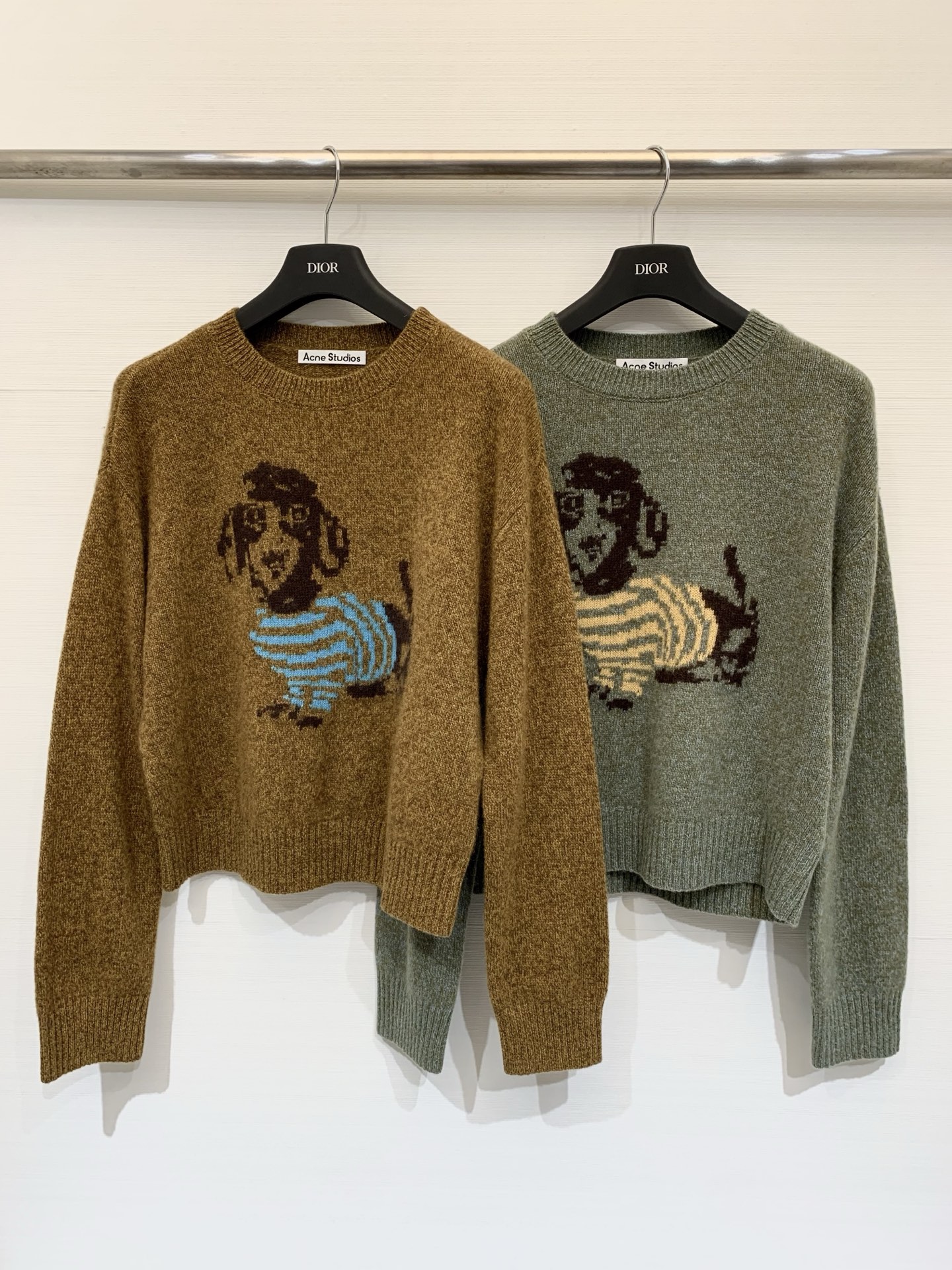 NO:666472,Acnestudios 25 new autumn and winter yak wool skin-friendly round-neck puppy sweater, short shoulder version, interesting animal yarn-dyed graphics, fine hair, skin-friendly and lazy, colorful yarns and puppy graphics add interesting and fashionable attributes to autumn and winter wear. Two-color SML P,,acne studios,dior,sweaters, 19860909Acnestudios 25秋冬新款 牦牛绒羊毛亲肤感圆领小狗毛衣,正肩短款版型,趣味动物色织图形,细腻毛流感亲肤慵懒,花色纱线和小狗图形给秋冬穿搭增加了趣味的时髦属性 两色SML P,,acne studios,dior,sweaters, ,Women's clothing