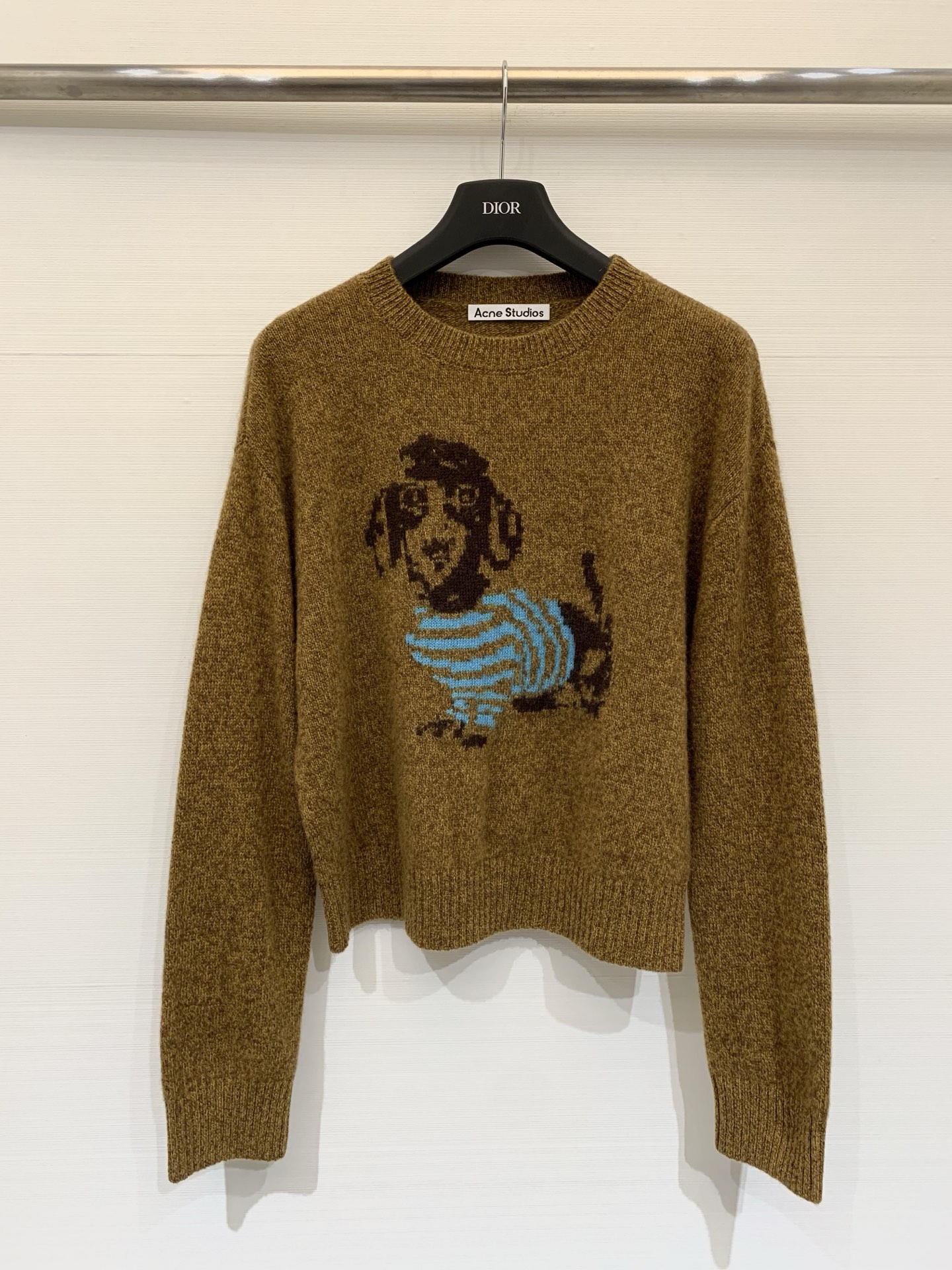 NO:666469,Acnestudios 25 new autumn and winter yak wool skin-friendly round-neck puppy sweater, short shoulder version, interesting animal yarn-dyed graphics, fine hair, skin-friendly and lazy, colorful yarns and puppy graphics add interesting and fashionable attributes to autumn and winter wear. Two-color SML,,acne studios,dior,sweaters, 19860909Acnestudios 25秋冬新款 牦牛绒羊毛亲肤感圆领小狗毛衣,正肩短款版型,趣味动物色织图形,细腻毛流感亲肤慵懒,花色纱线和小狗图形给秋冬穿搭增加了趣味的时髦属性 两色SML,,acne studios,dior,sweaters, ,Women's clothing