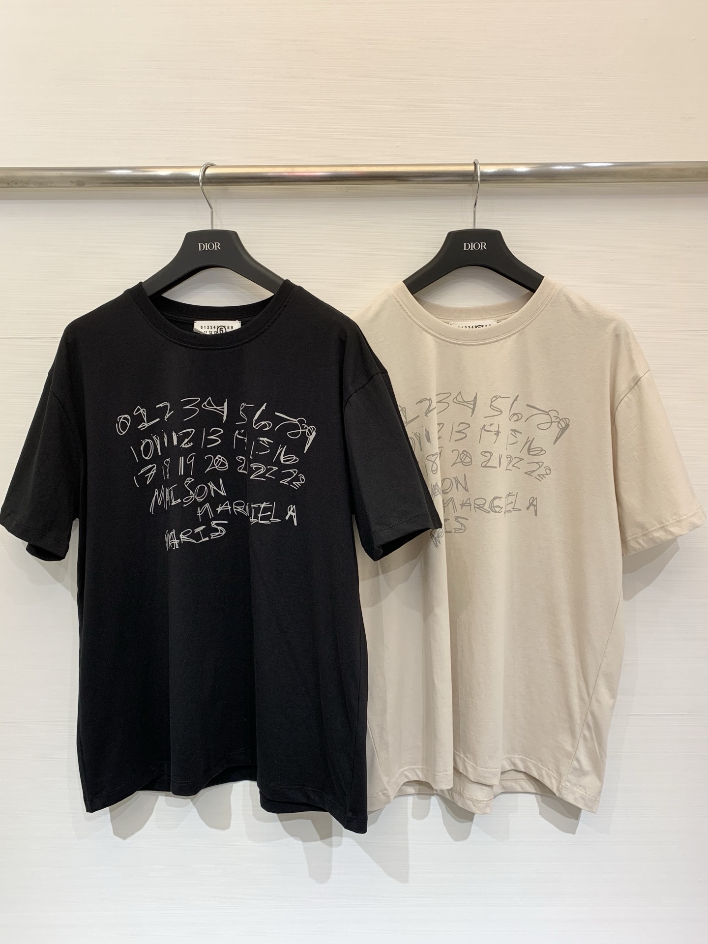 NO:666466,MM6 25 new autumn and winter digital graffiti T-shirt, handwritten digital graffiti, combines avant-garde aesthetics and street style, perfect recognition, loose fit, same style for men and women, suitable for daily casual or layering, easily create high street style, digital graffiti is super artistic, looks great with jeans or jackets! Two colors SML, masion margiela, jeans, jackets & coats, tees, t-shirt,  19860909MM6 25秋冬新款 数字涂鸦T恤 手写数字涂鸦 先锋美学与街头感兼具 辨识度满分 宽松版型男女同款 日常休闲或叠穿都很OK 轻松打造高街风 数字涂鸦超有艺术感 随便搭牛仔裤or外套都很出彩!两个色SML,,masion margiela,jeans,jackets & coats,tees，t-shirt, ,Women's clothing