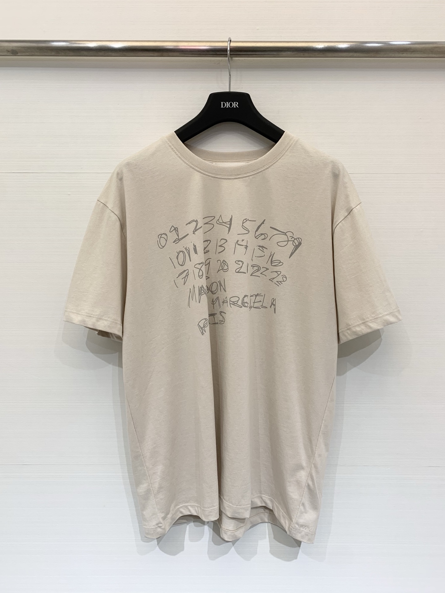 NO:666460,MM6 25 new autumn and winter digital graffiti T-shirt. Handwritten digital graffiti. It has both avant-garde aesthetics and street sense. It has perfect recognition. The loose fit is the same for men and women. It is OK for daily casual or layering. It is easy to create high street style. The digital graffiti is super artistic. It looks great with jeans or jackets! Two colors SML P, masion margiela, jeans, jackets & coats, tees, t-shirt,  19860909MM6 25秋冬新款 数字涂鸦T恤 手写数字涂鸦 先锋美学与街头感兼具 辨识度满分 宽松版型男女同款 日常休闲或叠穿都很OK 轻松打造高街风 数字涂鸦超有艺术感 随便搭牛仔裤or外套都很出彩!两个色SML P,,masion margiela,jeans,jackets & coats,tees，t-shirt, ,Women's clothing