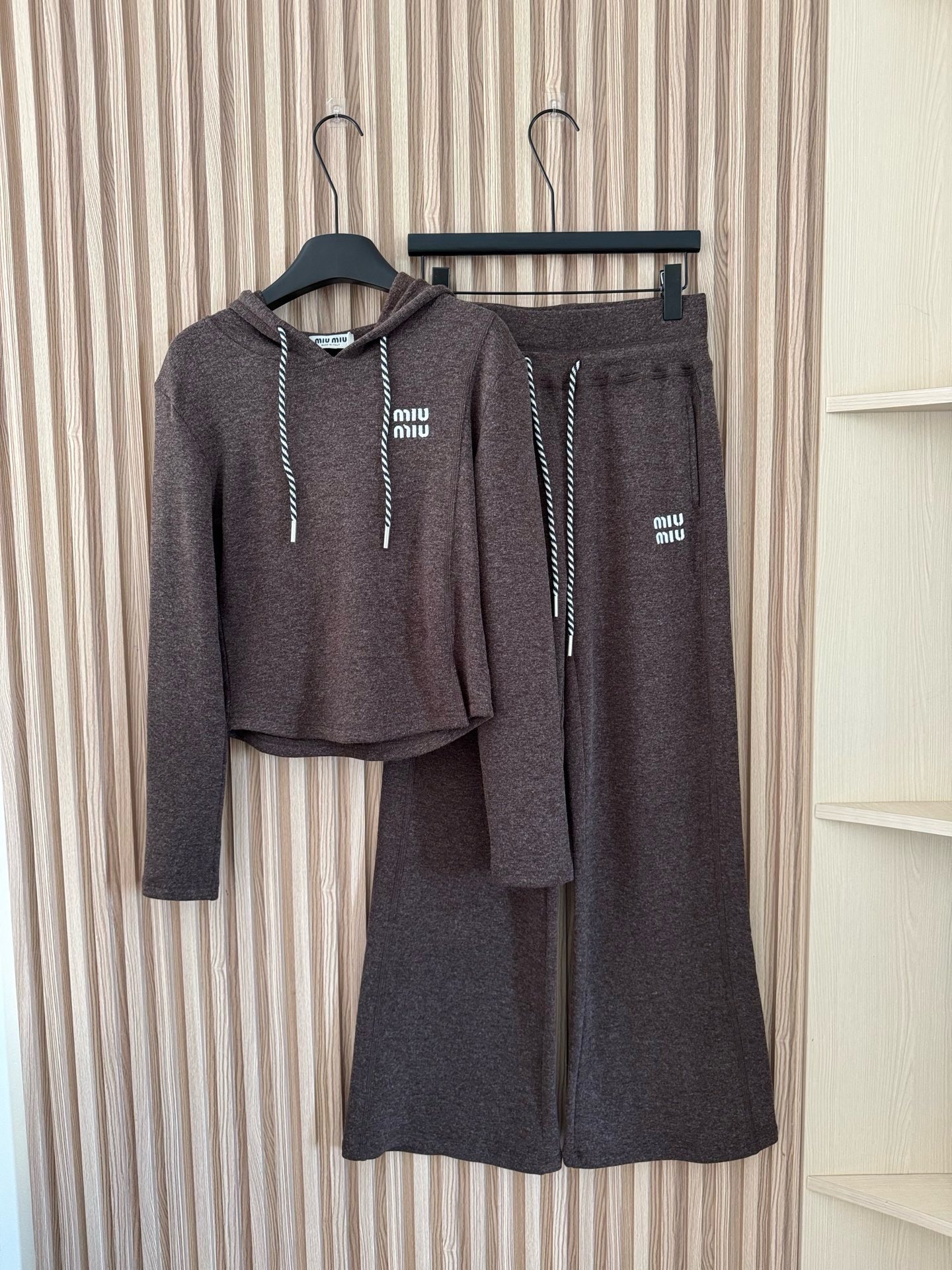 NO:667001,MIUMIU 26 spring and summer new style fleece hooded drawstring top and trousers suit caramel coffee, customized imported rayon elastic fleece fabric, suitable for autumn and winter thickness, high elasticity, soft and comfortable, very easy to wear!  Hooded drawstring design, twisted pattern braided rope is eye-catching and fashionable, easy to adjust, not flattering on your figure!  Three-color SML,,miumiu,hats, 19860909MIUMIU 26春夏新款 抓绒连帽抽绳上衣长裤套装焦糖咖,定制进口人棉弹力抓绒面料,适合秋冬的厚度,弹力大,软糯舒适,十分好穿！连帽抽绳设计,绞花纹编织绳亮眼时髦,调节方便,不挑身材！三色SML,,miumiu,hats, ,Women's clothing