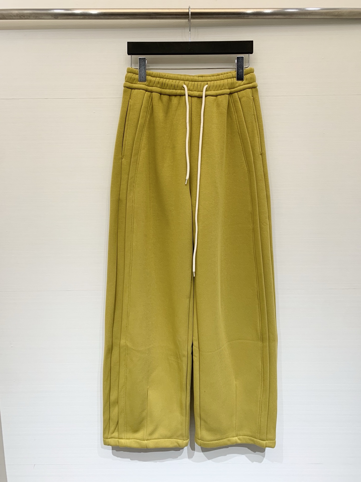 NO:667398,MM6 25 autumn and winter new product, velvet casual scimitar pants, a must-have item for goddesses!  The drawstring and elastic webbing design is tolerant, classic and versatile, and can be both sweet and salty, fashionable and high-end!  The temperament is classy and can be paired with separate jackets to make the little fairies show off!  two-color SML,,masion margiela,jackets & coats, 19860909MM6 25秋冬新品 加绒休闲弯刀裤,女神必入单品！抽绳松紧织带设计,包容性好,经典百搭,可甜可盐上身时髦又高级！气质有范儿,搭配单品外套都,小仙女们秀起来！两色SML,,masion margiela,jackets & coats, ,Women's clothing