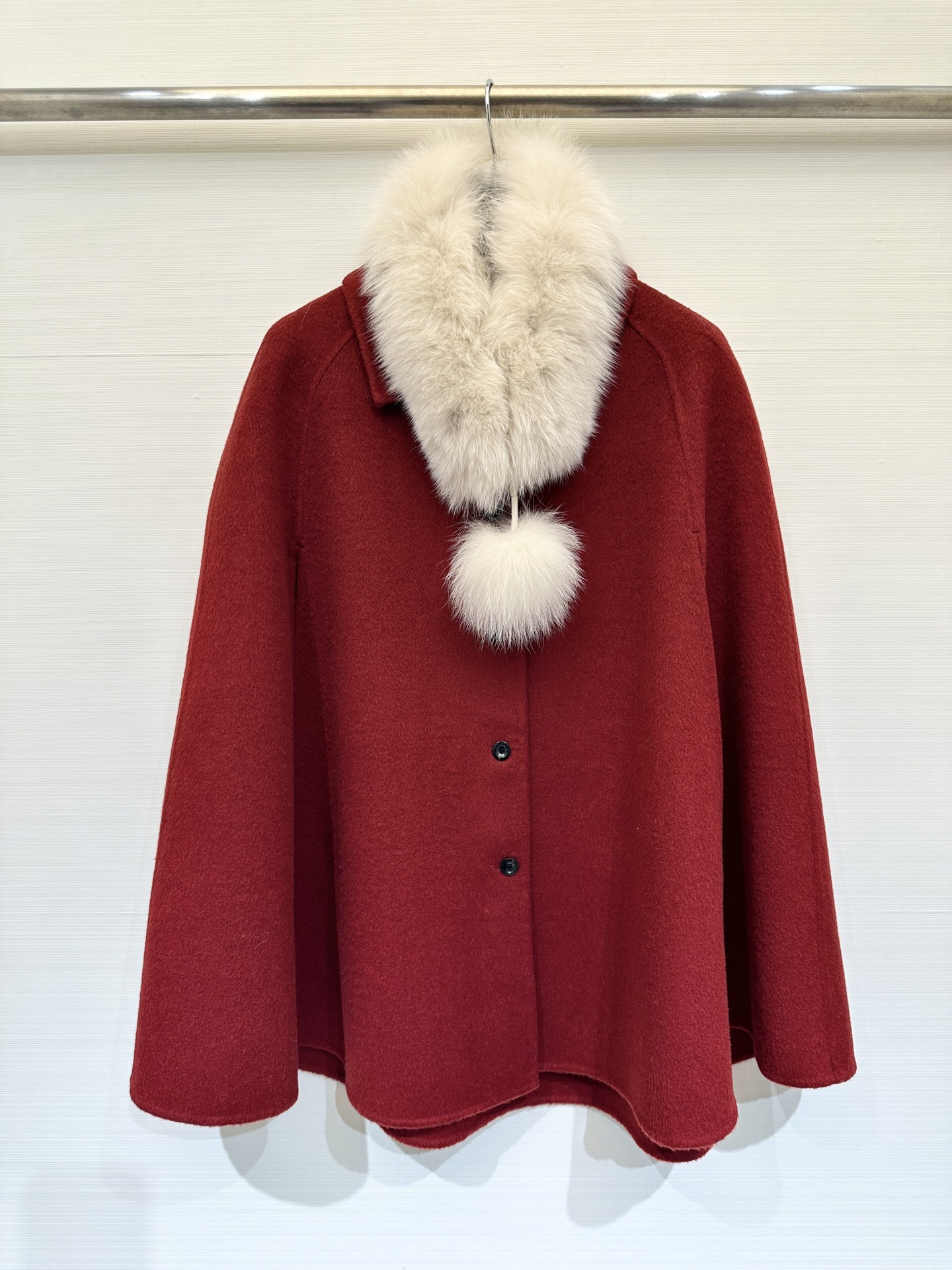 NO:667394,Christmas design with dust bag. Short cape-style double-sided wool coat. Loose cape style. The hem is naturally curved. The cuffs are wide. The overall style is elegant and a bit loose. The collar is matched with an off-white fox fur collar. The end of the fur collar is also decorated with fur balls of the same material, which adds a sense of sophistication and winter atmosphere. The overall style is very suitable for autumn and winter. It is a 'gold-like' outfit, and a 'shirt' for Christmas or New Year.  Code number sml,, 19860909配防尘袋圣诞节 设计款 短款斗篷式双面羊毛大衣,宽松的斗篷款版型,下摆呈自然的弧形,袖口偏宽大,整体风格优雅又带点松弛感,领口搭配了米白色狐狸毛领,毛领末端还缀同材质的毛球装饰,增加了精致感和冬日氛围,整体是很适合秋冬的“千金感”穿搭单品,圣诞or新年穿搭“战袍” 码数sml,, ,Women's clothing