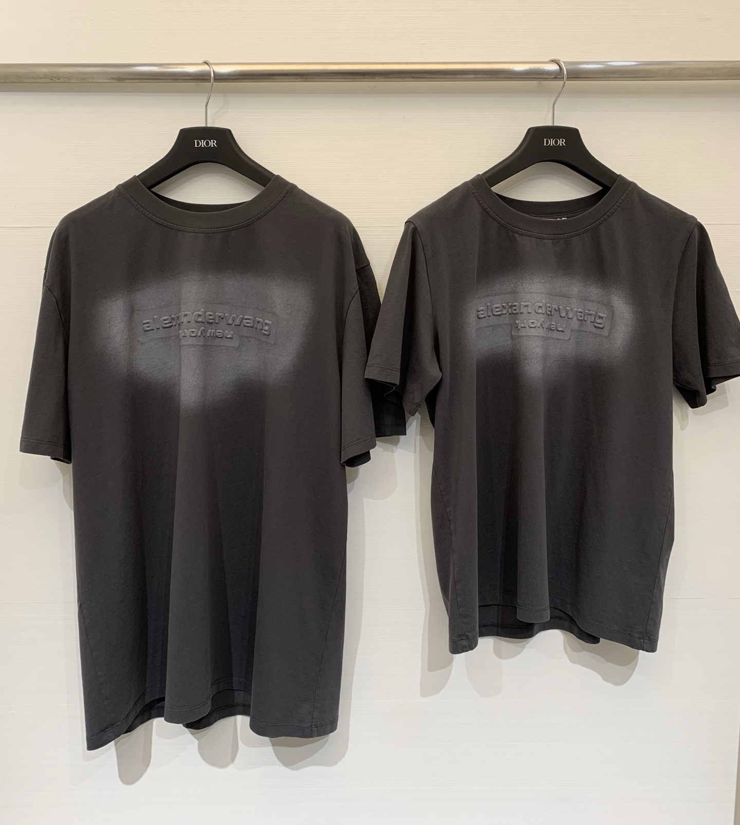 NO:683180,Alexander wang 26SS early spring series new style tie-dye logo small-size short-sleeved T-shirt. It is made of heavy cotton fabric, soft and stiff and not easy to deform. The old tie-dye process creates a gradient gray tone. The embossed logo on the chest is three-dimensional and exquisite. The small-fitting size modifies the body shape and says goodbye to oversize bloat. It is a must-have item for a neat look in early spring. Size SML, versace, T-shirt, tees, t-shirt,19860909Alexander wang 26SS早春系列款新款 扎染徽标小版型短袖T恤,采用重磅棉质面料,柔软挺括不易变形,做旧扎染工艺打造渐变灰调,胸前浮雕徽标立体精致,合身小版型修饰身形,告别oversize的臃肿,是早春打造利落造型的必备单品 码数SML,,versace,T-shirt,tees，t-shirt,,Women's clothing