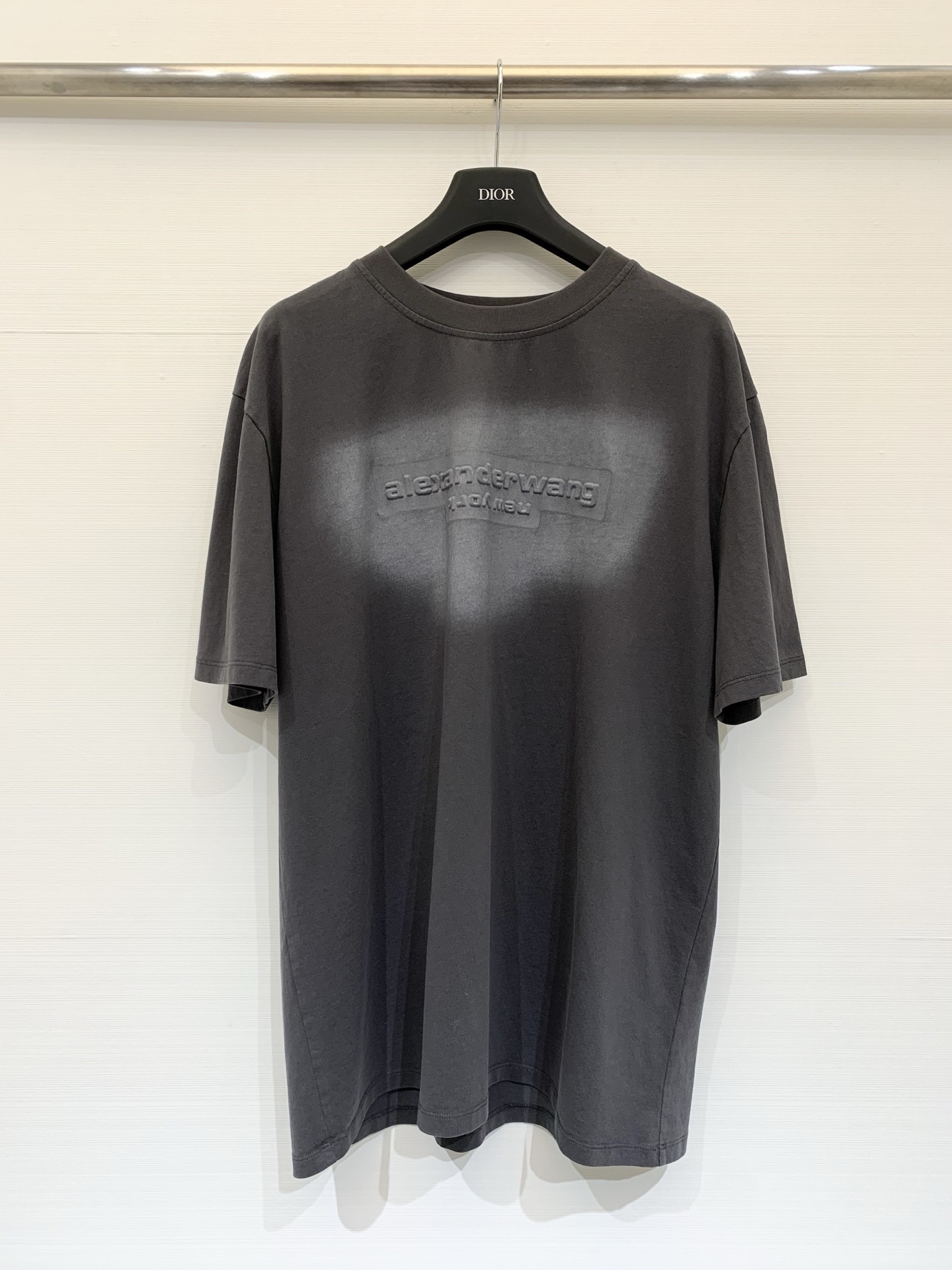 NO:683184,Alexander wang 26SS early spring series new style tie-dyed logo loose-fitting short-sleeved T-shirt, made of heavy cotton fabric, soft and stiff, not easy to deform, old tie-dye process to create a gradient gray tone, embossed logo on the chest three-dimensional and exquisite, fit small version to modify the body shape, it is a must-have item for early spring to create a neat look. Size SML,, T-shirt, tees, t-shirt,19860909Alexander wang 26SS早春系列款新款 扎染徽标宽松版型短袖T恤,采用重磅棉质面料,柔软挺括不易变形,做旧扎染工艺打造渐变灰调,胸前浮雕徽标立体精致,合身小版型修饰身形,是早春打造利落造型的必备单品 码数SML,,T-shirt,tees，t-shirt,,Women's clothing