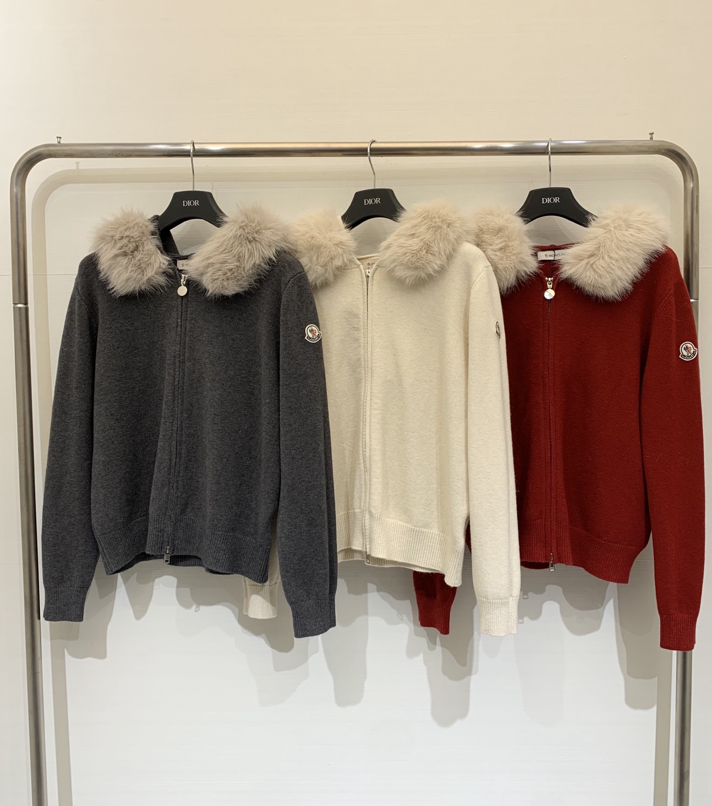 NO:683162,Moncler 26 new spring and summer style knitted cardigan with fur collar, logo pattern decoration and embellishment. Series models are shipped. The upper body has a high-end atmosphere. Three colors //,,19860909Moncler 26春夏新款 毛毛领针织开衫款 logo图案修饰点缀 系列款出货 上身高级氛围感 三色//,,,Women's clothing