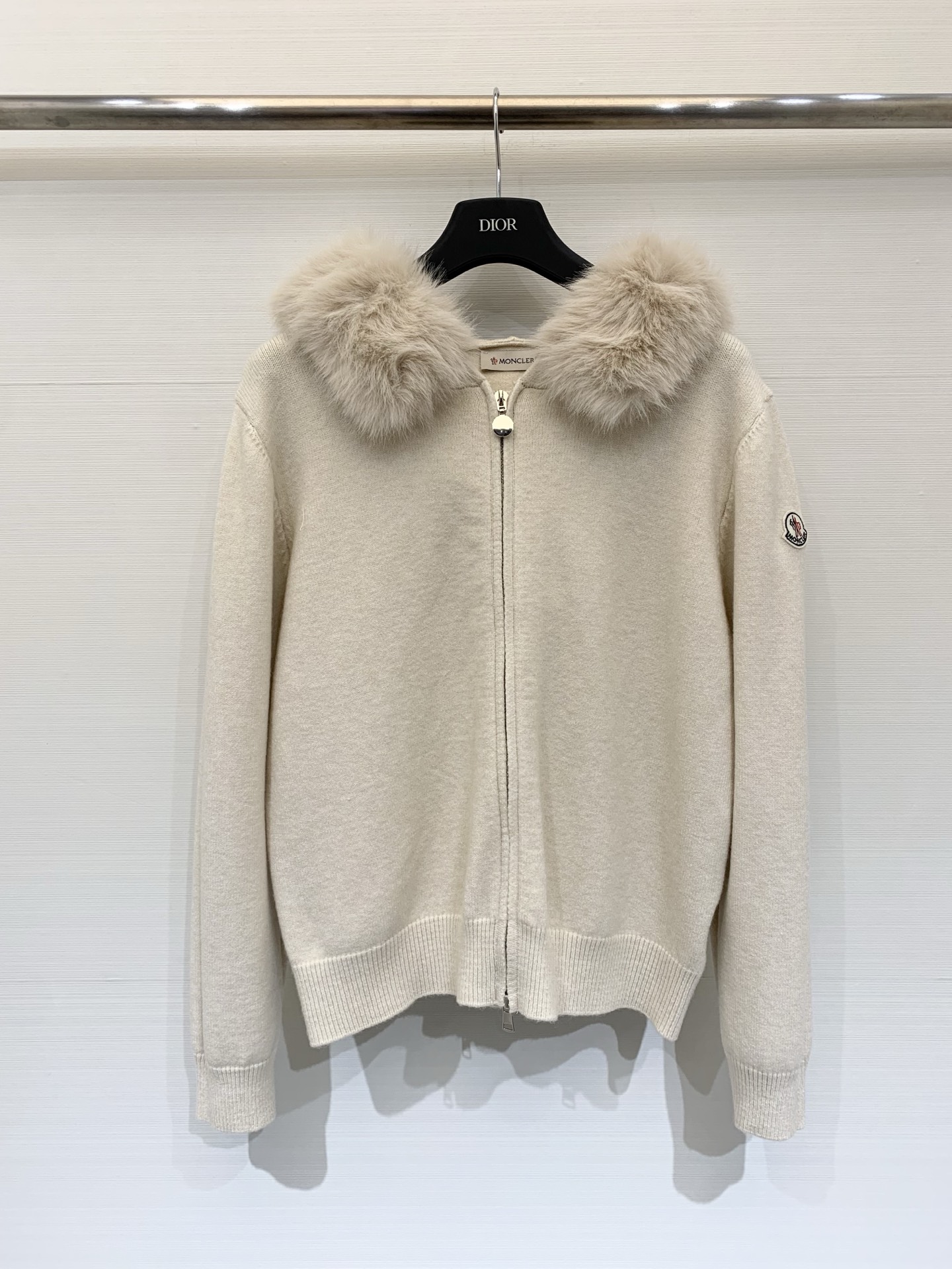 NO:683168,Moncler 26 spring and summer new style knitted cardigan with fur collar, logo pattern decoration and embellishment. Series models are shipped. The upper body has a high-end atmosphere. Three colors // P,,19860909Moncler 26春夏新款 毛毛领针织开衫款 logo图案修饰点缀 系列款出货 上身高级氛围感 三色// P,,,Women's clothing