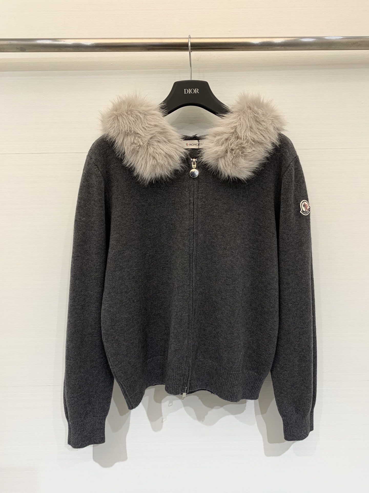 NO:683177,Moncler 26 new spring and summer style knitted cardigan with fur collar, logo pattern decoration and embellishment. Series models are shipped. The upper body has a high-end atmosphere. Three colors //,,19860909Moncler 26春夏新款 毛毛领针织开衫款 logo图案修饰点缀 系列款出货 上身高级氛围感 三色//,,,Women's clothing