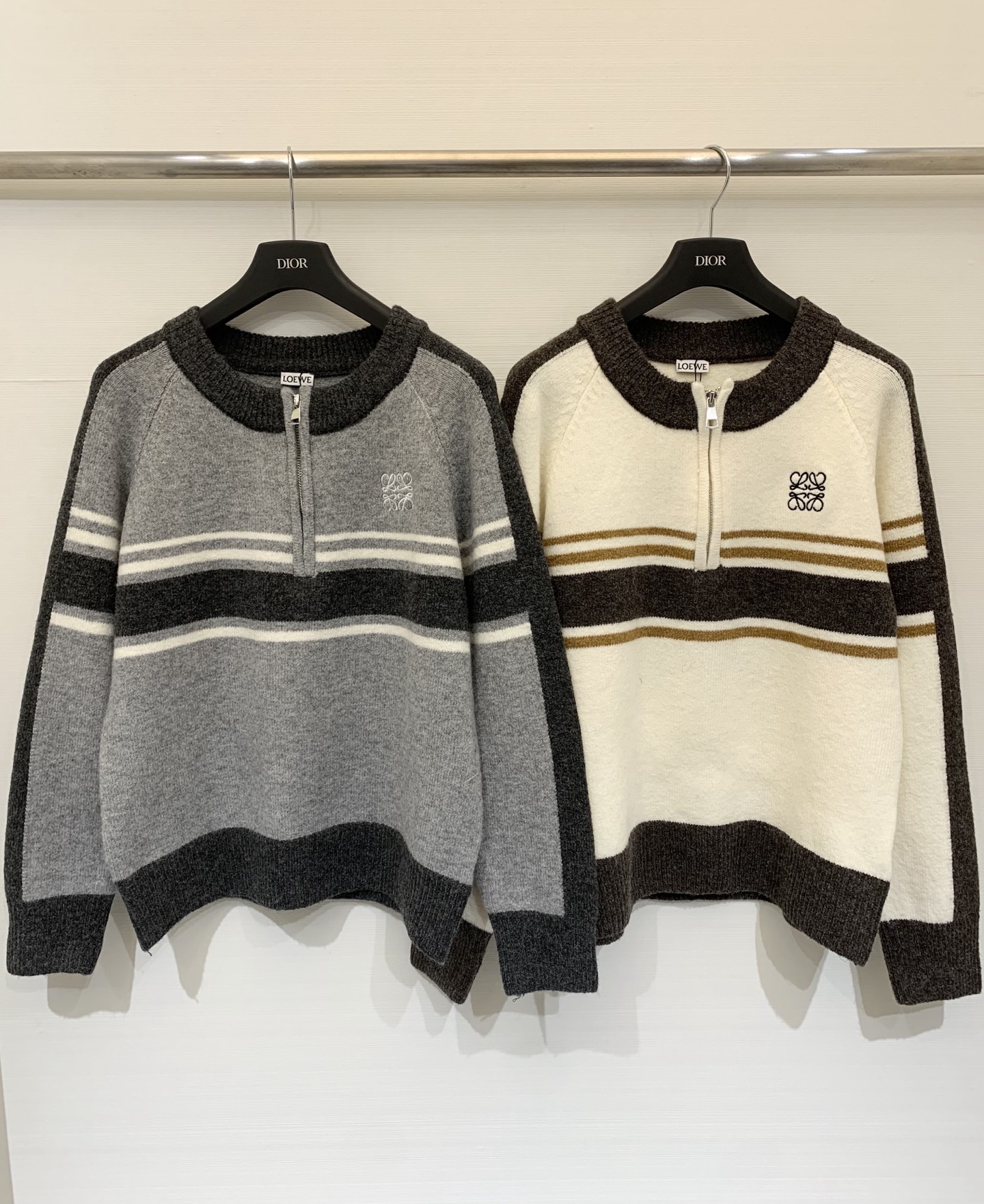 NO:683152,Loewe 25 new autumn and winter style, round neck zipper pullover style, logo pattern decoration and embellishment, series models shipped, upper body with high-end atmosphere, two colors //,,loewe,19860909Loewe 25秋冬新款 圆领拉链套头款 logo图案修饰点缀 系列款出货 上身高级氛围感 两色//,,loewe,,Women's clothing