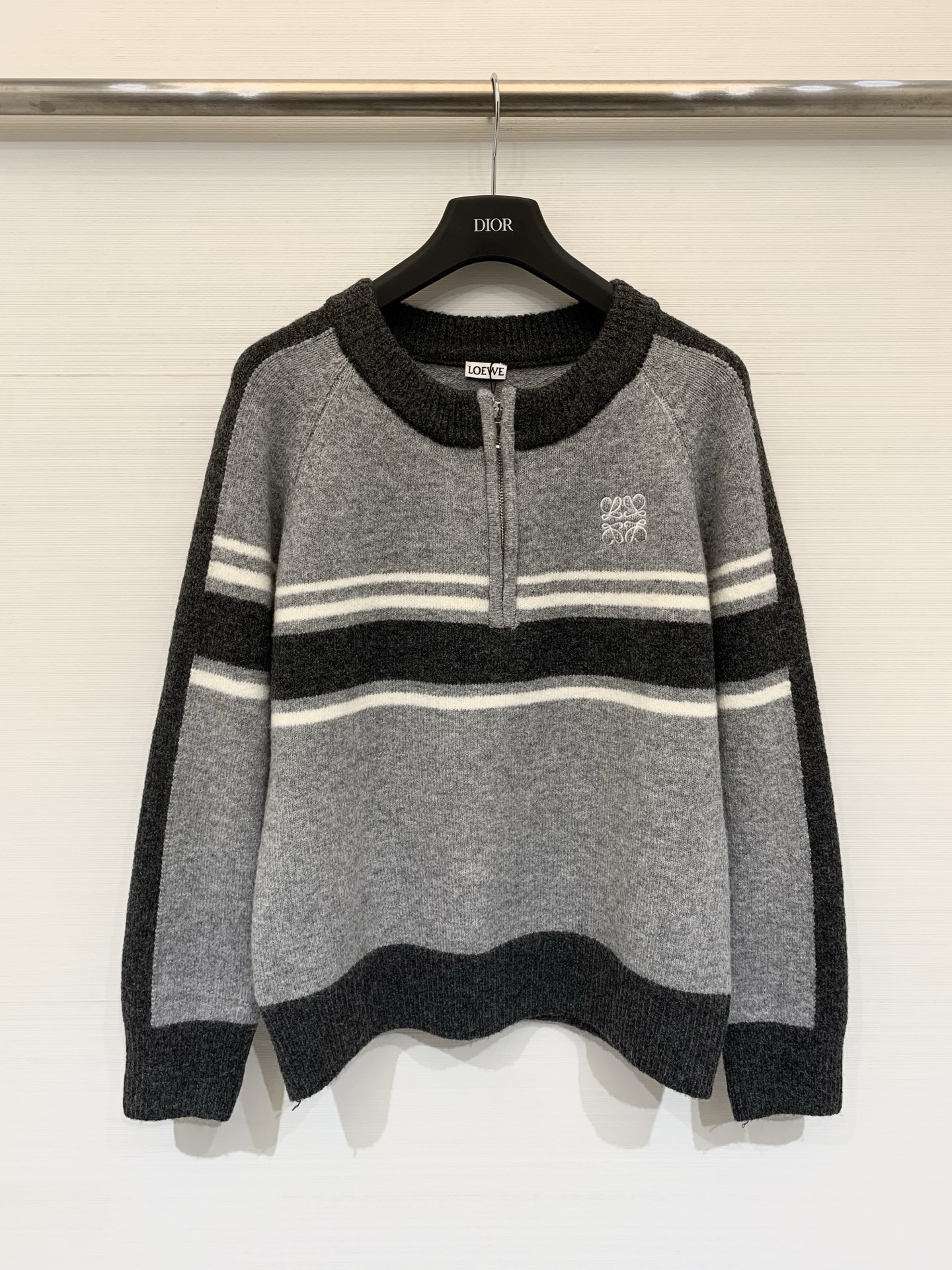 NO:683157,Loewe 25 new autumn and winter style, round neck zipper pullover style, logo pattern decoration and embellishment, series model shipped, upper body with high-end atmosphere, two colors // P,,loewe,19860909Loewe 25秋冬新款 圆领拉链套头款 logo图案修饰点缀 系列款出货 上身高级氛围感 两色// P,,loewe,,Women's clothing