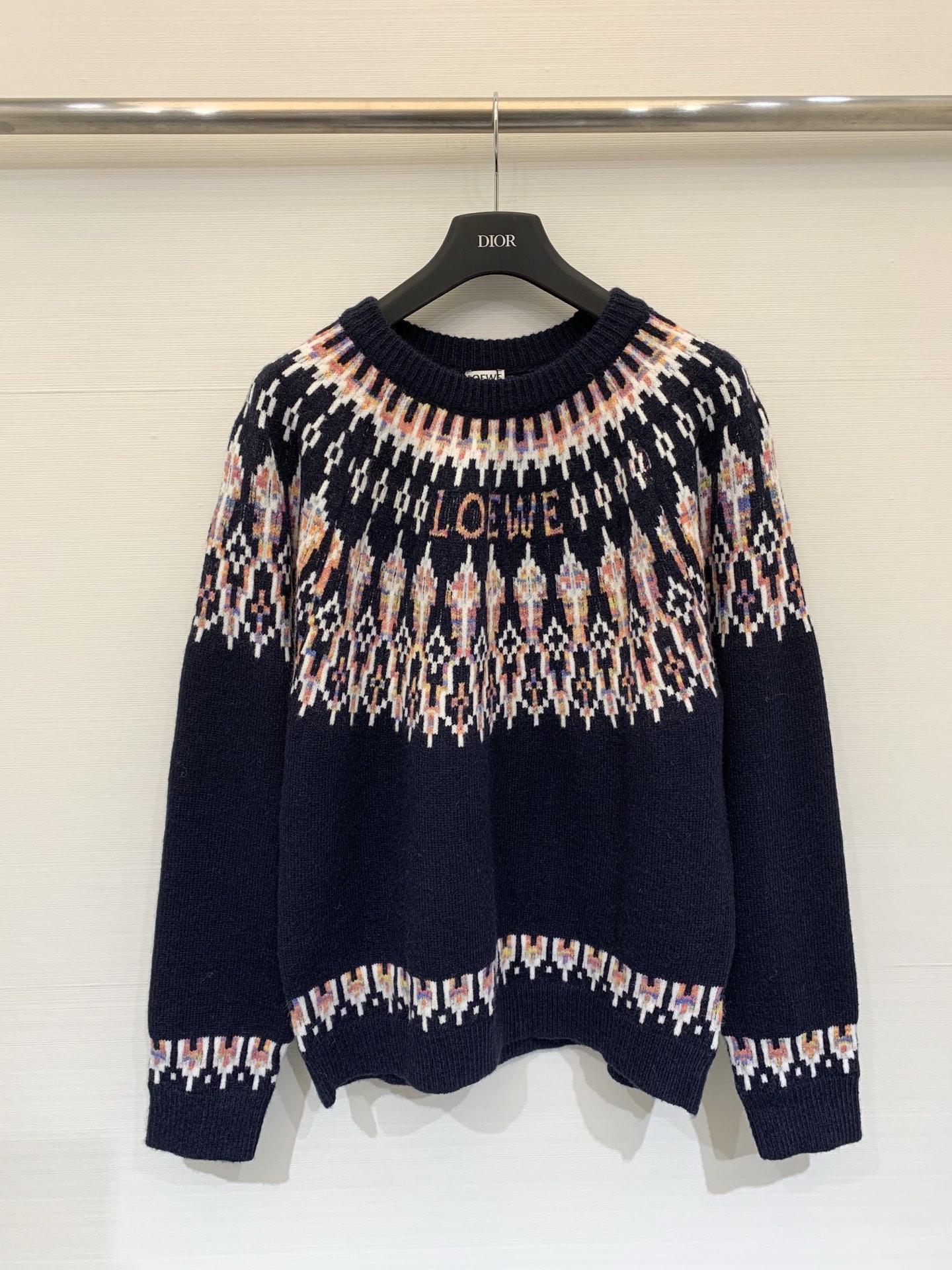 NO:683150,Loewe 25 new autumn and winter style knitted jacquard round neck long-sleeved style logo pattern decoration embellishment series models shipped upper body high-end atmosphere code number // P,,loewe,19860909Loewe 25秋冬新款 针织提花圆领长袖款 logo图案修饰点缀 系列款出货 上身高级氛围感 码数// P,,loewe,,Women's clothing