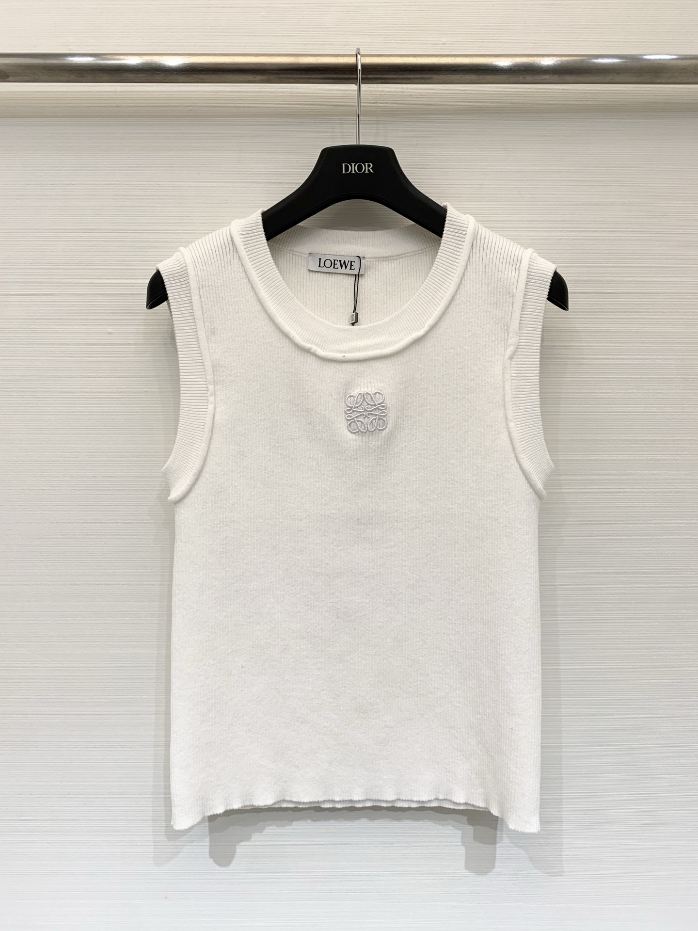 NO:683147,Loewe 26 spring and summer new style embroidered logo round neck knitted vest wool three colors SML,,loewe,19860909Loewe 26春夏新款 刺绣Logo圆领针织背心 羊毛 三色SML,,loewe,,Women's clothing