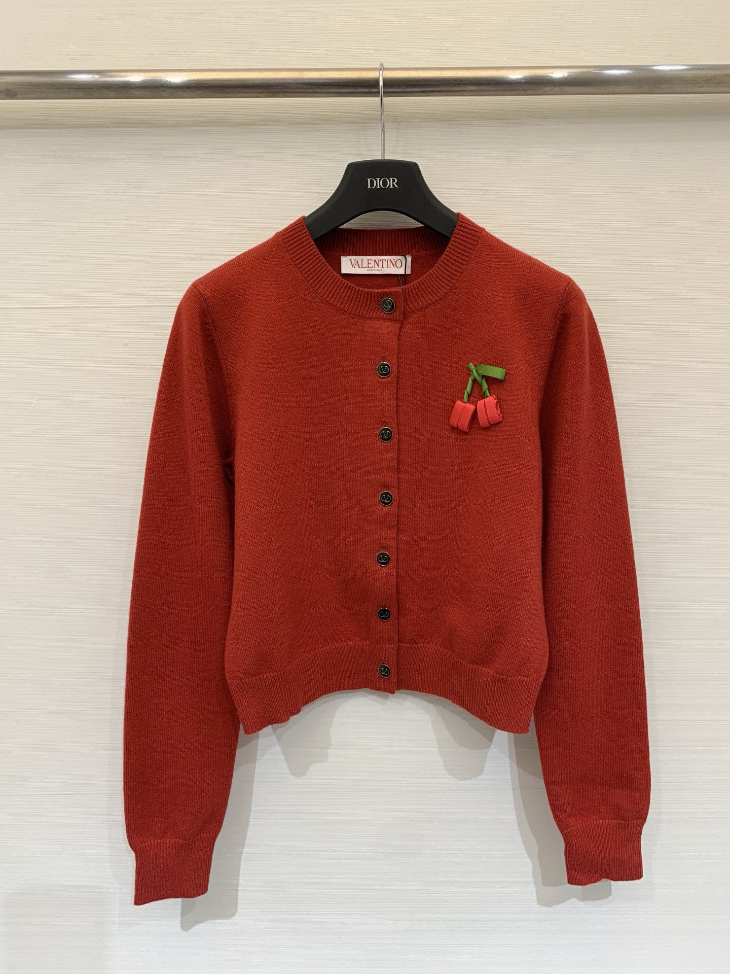 NO:683146,Valentino 26 spring and summer new solid color simple round neck knitted long-sleeved cardigan wool two-color SML,,valentino,19860909Valentino 26春夏新款 纯色简约圆领针织长袖开衫 羊毛 两色SML,,valentino,,Women's clothing