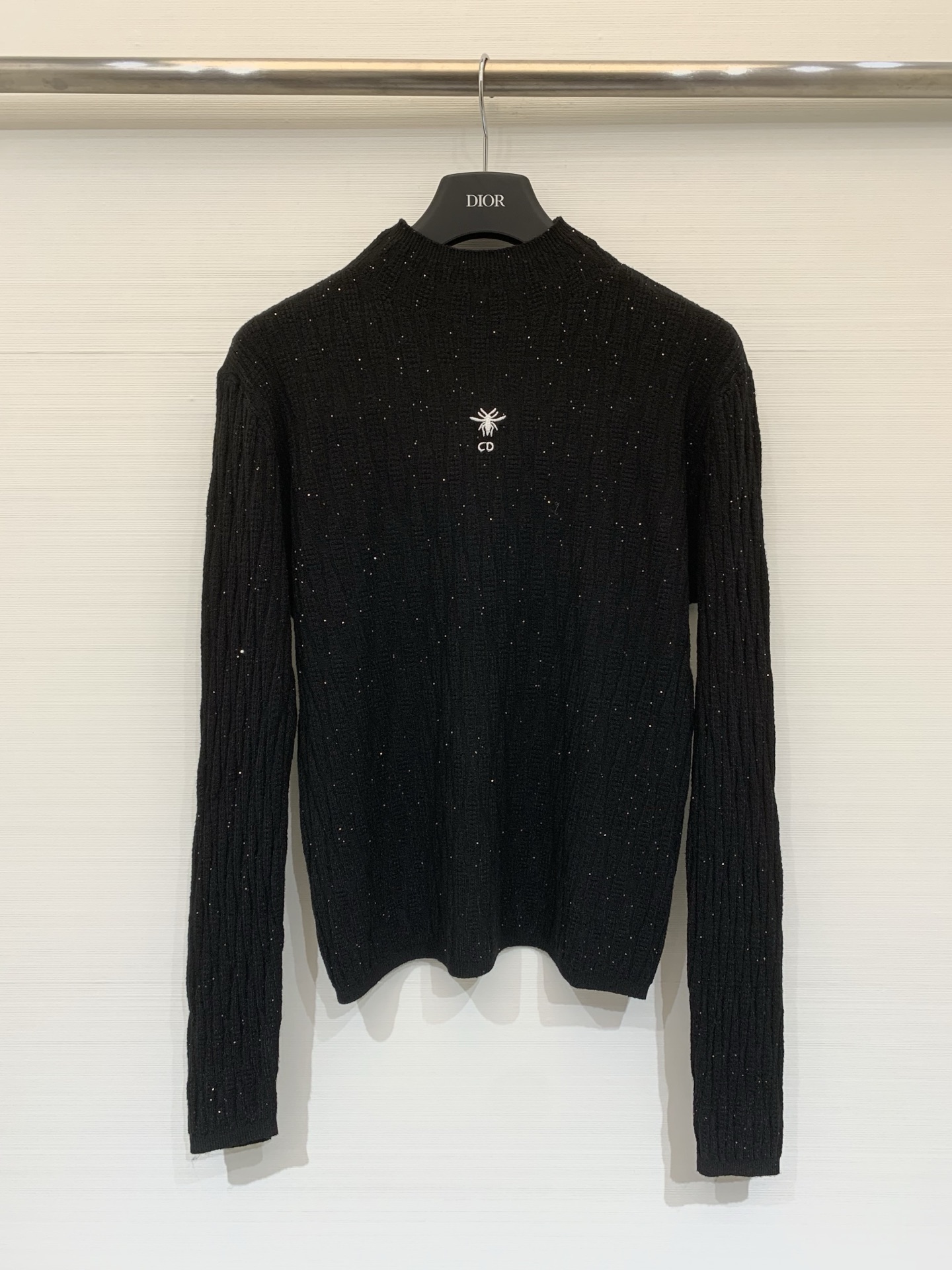 NO:683138,Dior 26 spring and summer new model, embroidered little bee logo, half-high collar, knitted long sleeves, sporadic sequin design on the surface, looks very high-end up close, two-color SML,, dior,19860909Dior 26春夏新款 刺绣小蜜蜂Logo半高领针织长袖 表面零星亮片设计 近看很高级 两色SML,,dior,,Women's clothing