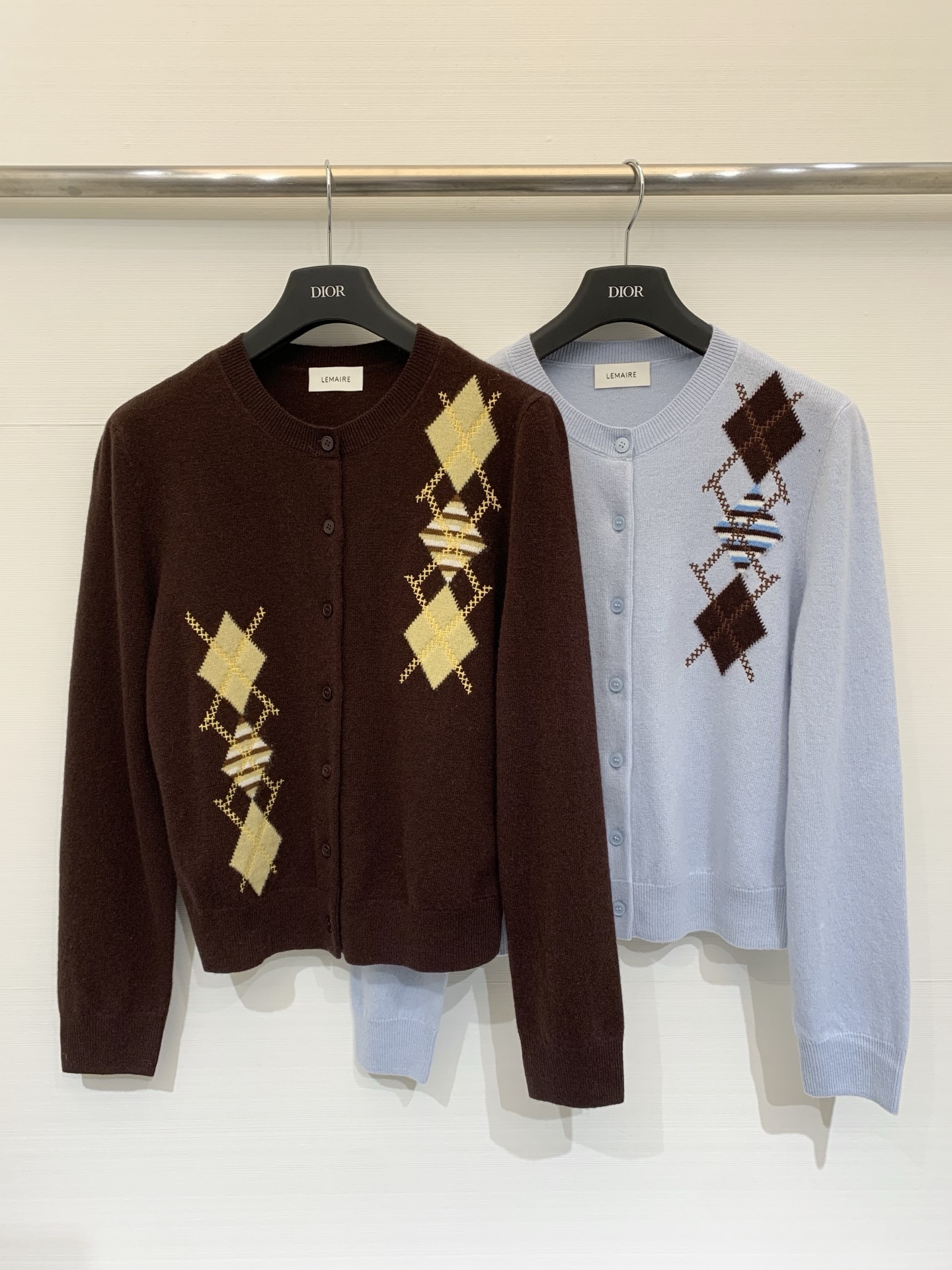 NO:683164,Lemaire 26 spring and summer new style diamond plaid embroidered cardigan, selected from fine high-quality wool, short shoulder fit version, yarn-dyed graphics + embroidery technology, makes you look taller and slimmer, college style asymmetrical diamond pattern + embroidery design has more details, two-color SML,,19860909Lemaire 26春夏新款 菱形格刺绣开衫,甄选细腻高品质羊毛,正肩短款的合身版,色织图形+刺绣的工艺,显高显瘦,学院风不对称菱格纹+刺绣设计更有细节看点 两色SML,,,Women's clothing