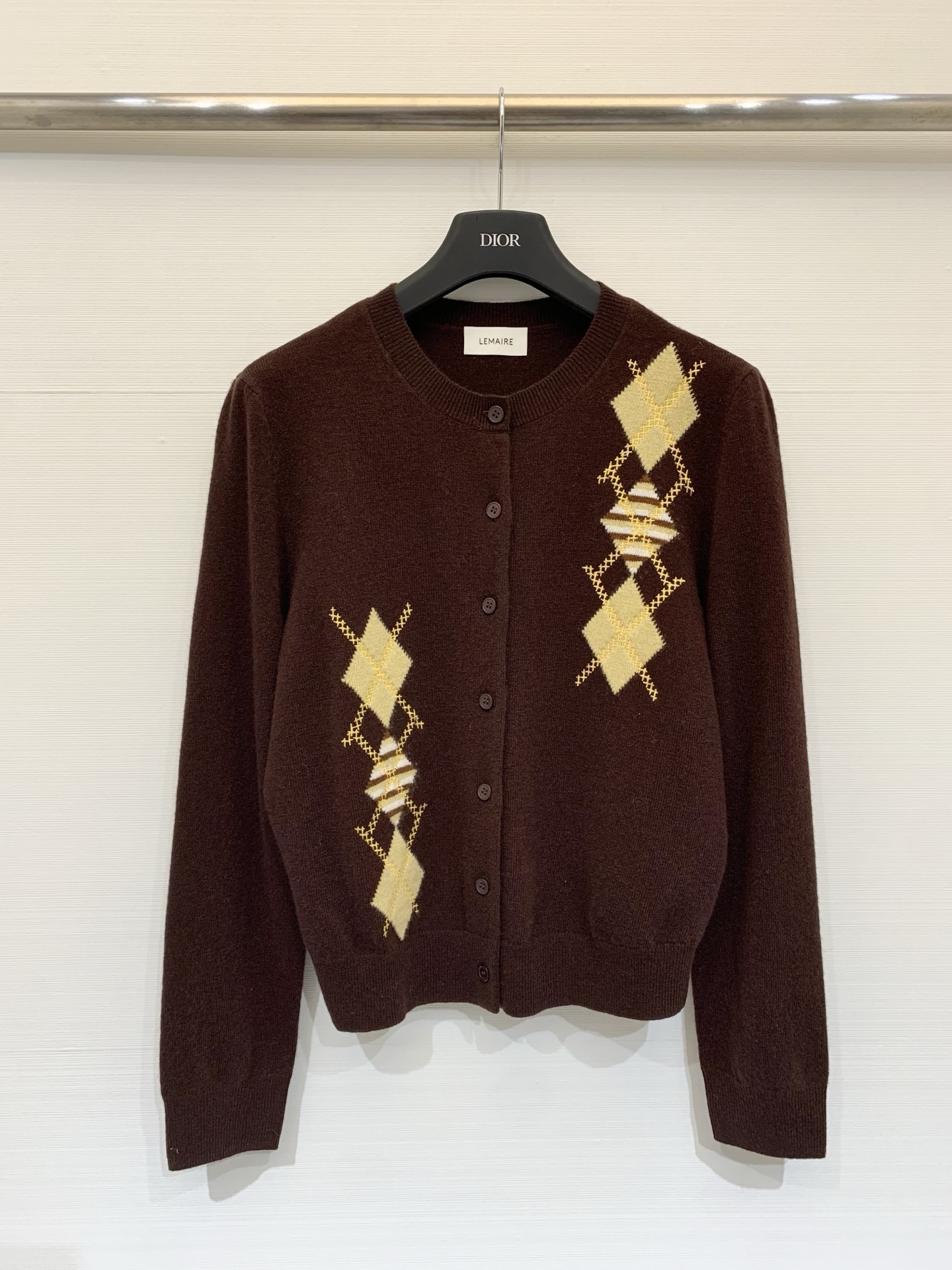 NO:683170,Lemaire 26 spring and summer new style diamond plaid embroidered cardigan, selected from fine high-quality wool, short shoulder fit version, yarn-dyed graphics + embroidery technology, makes you look taller and slimmer, college style asymmetrical diamond pattern + embroidery design has more details, two-color SML P,,19860909Lemaire 26春夏新款 菱形格刺绣开衫,甄选细腻高品质羊毛,正肩短款的合身版,色织图形+刺绣的工艺,显高显瘦,学院风不对称菱格纹+刺绣设计更有细节看点 两色SML P,,,Women's clothing