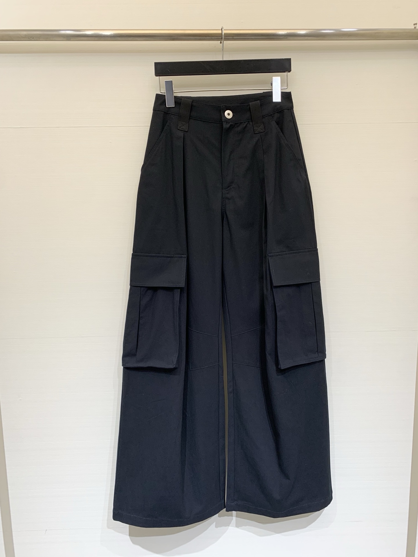 NO:683833,ShortSentence 2026 Ski Resort Series High-waisted pure cotton loose wide-leg cotton work casual pants with embroidered logo on the back pocket. The upper body is lazy and casual. Size SML,,19860909ShortSentence 2026滑雪度假系列 高腰纯棉宽松纯棉阔腿工装休闲裤 背后口袋刺绣Logo点缀 上身慵懒又休闲 码数SML,,,Women's clothing