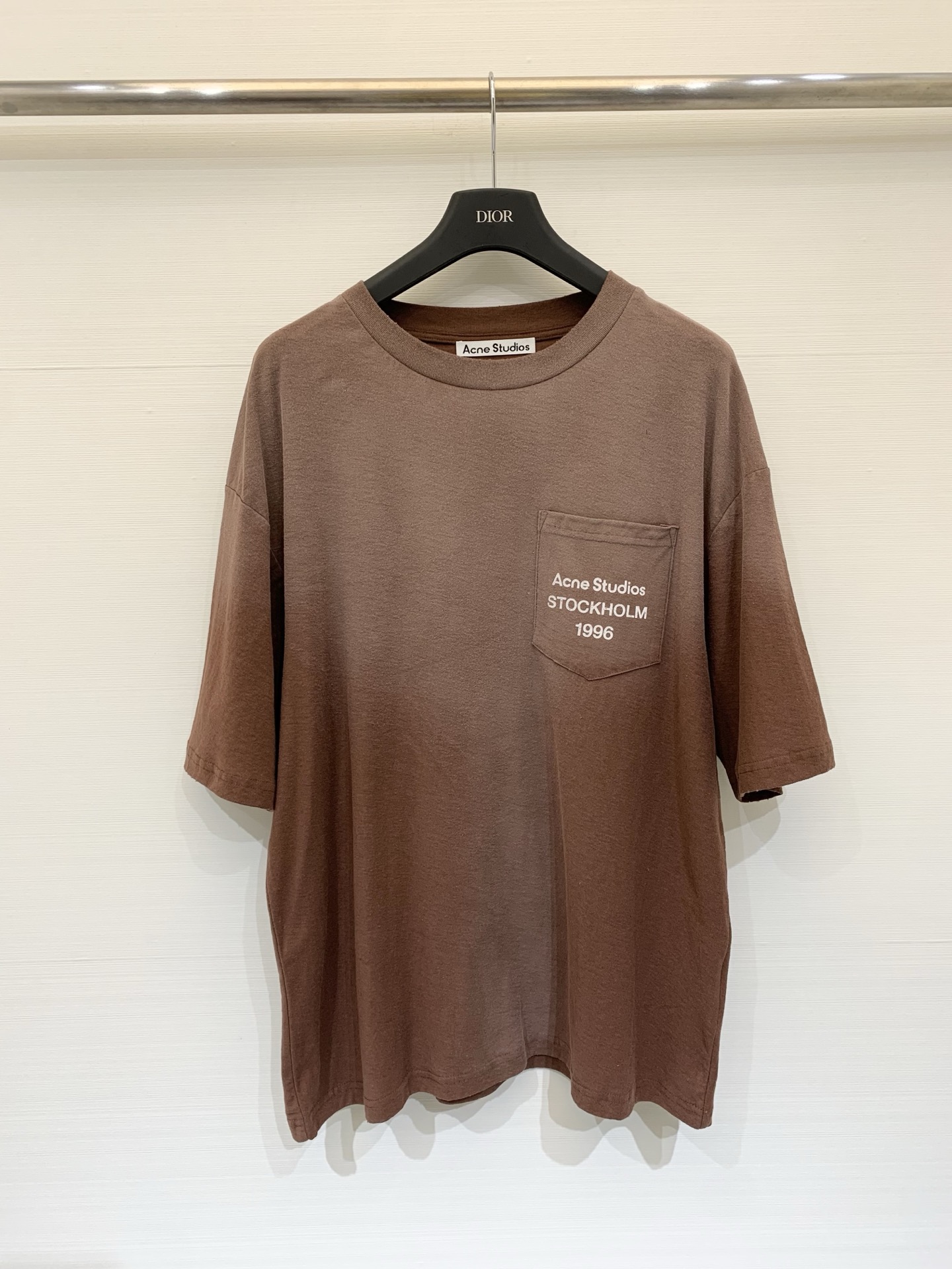 NO:683836,Acnestudios 26 spring and summer new model, chocolate color series, round neck loose old T-shirt, cotton and linen blended fabric, refreshing feel, size SML,,acne studios,dior,tees,t-shirt,19860909Acnestudios 26春夏新款 巧克力色系列款 圆领宽松做旧T恤 棉和亚麻混纺面料 手感清爽 码数SML,,acne studios,dior,tees，t-shirt,,Women's clothing