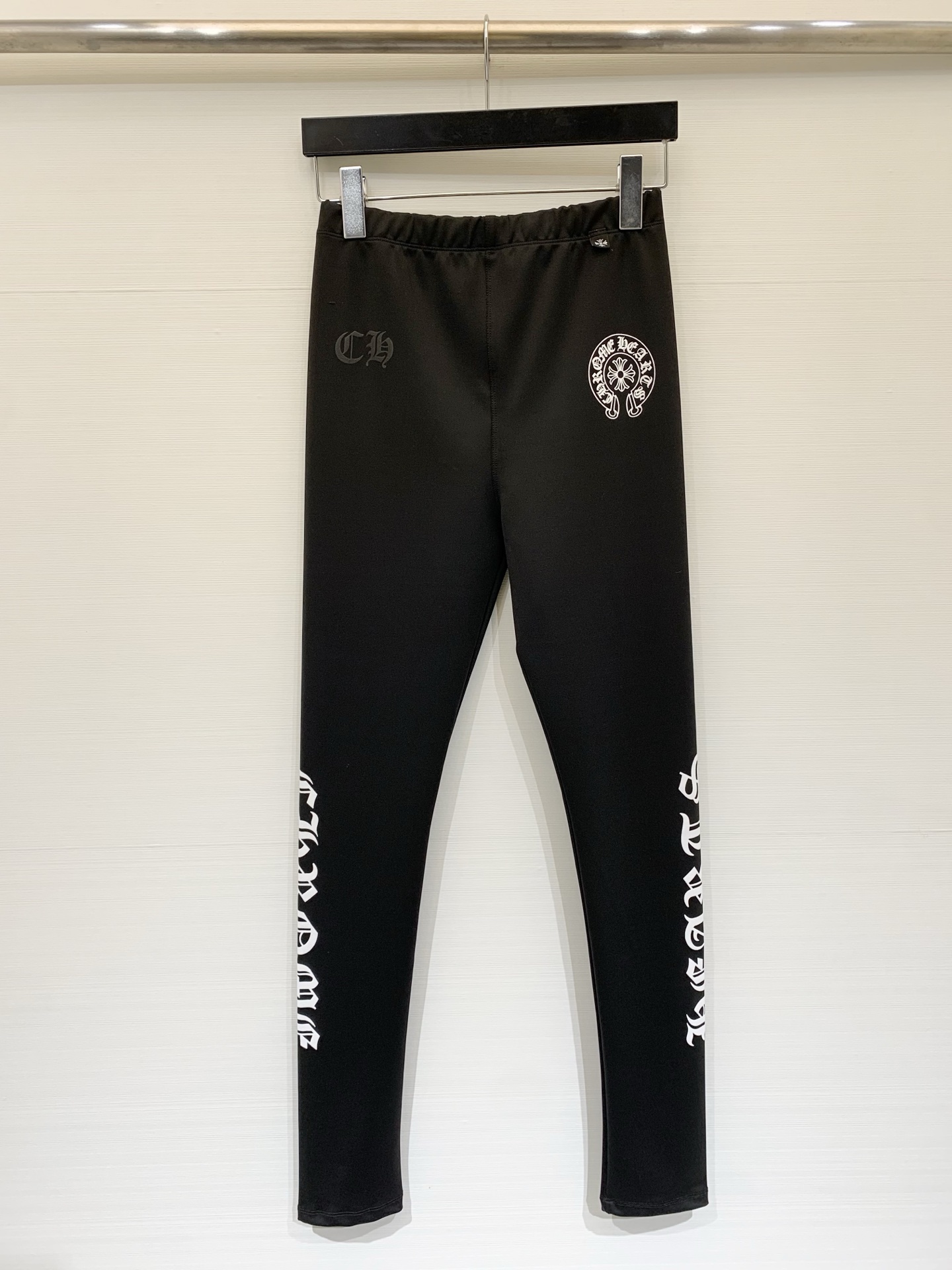 NO:683821,CH Chrome Hearts printed logo leggings, the iconic design is very eye-catching, the upper body is silky and comfortable, the shaping effect is perfect, the size is SML,,chrome hearts,19860909CH克罗心 印花Logo打底紧身裤 标志性设计非常亮眼 上身丝滑舒适 塑形效果完美 码数SML,,chrome hearts,,Women's clothing