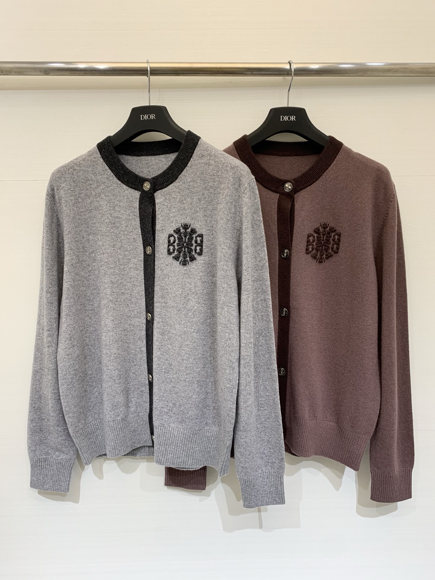 NO:683829,Barrie 26 early spring new style contrasting round neck embroidered cashmere cardigan 10 cashmere 90 wool upper body with lazy high-end two-color SML P,,19860909Barrie 26早春新款 撞色圆领刺绣羊绒开衫 10羊绒90羊毛 上身自带慵懒的高级 两色SML P,,,Women's clothing