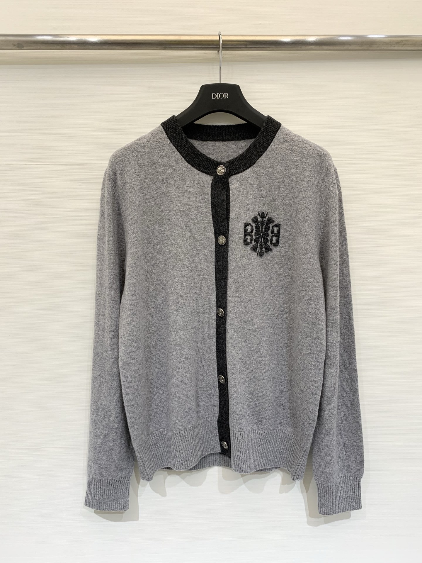 NO:683832,Barrie 26 early spring new style contrasting round neck embroidered cashmere cardigan 10 cashmere 90 wool upper body with lazy high-end two-color SML,,19860909Barrie 26早春新款 撞色圆领刺绣羊绒开衫 10羊绒90羊毛 上身自带慵懒的高级 两色SML,,,Women's clothing