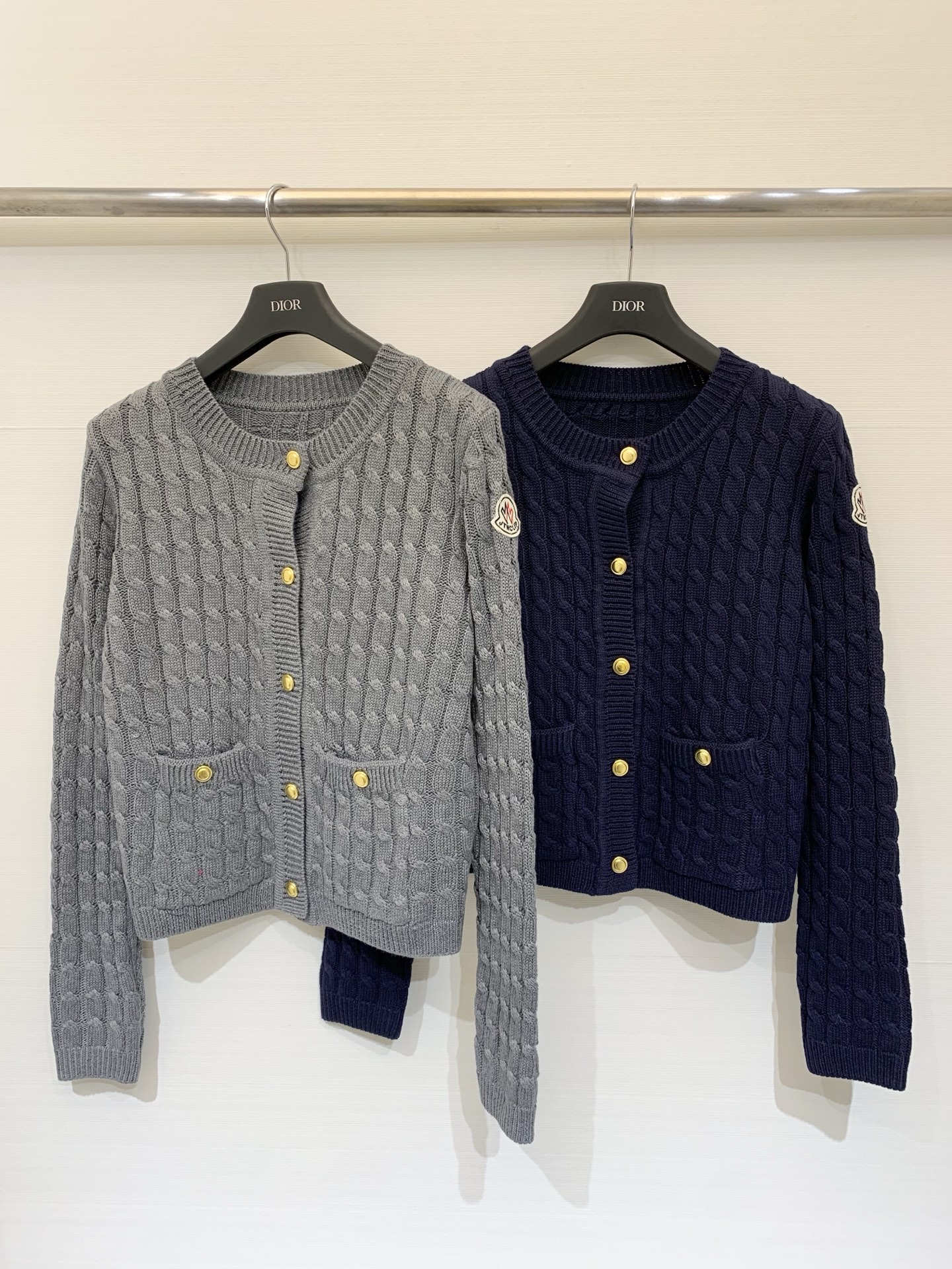 NO:683835,Moncler 26 early spring new twist knitted cardigan with gold buttons. The epaulette logo is very iconic. Single-breasted double-pocket design. Simple and advanced. Two-color SML,,19860909Moncler 26早春新款 麻花金扣针织开衫 肩章Logo非常具有标志性 单排扣双口袋设计 简约高级 两色SML,,,Women's clothing