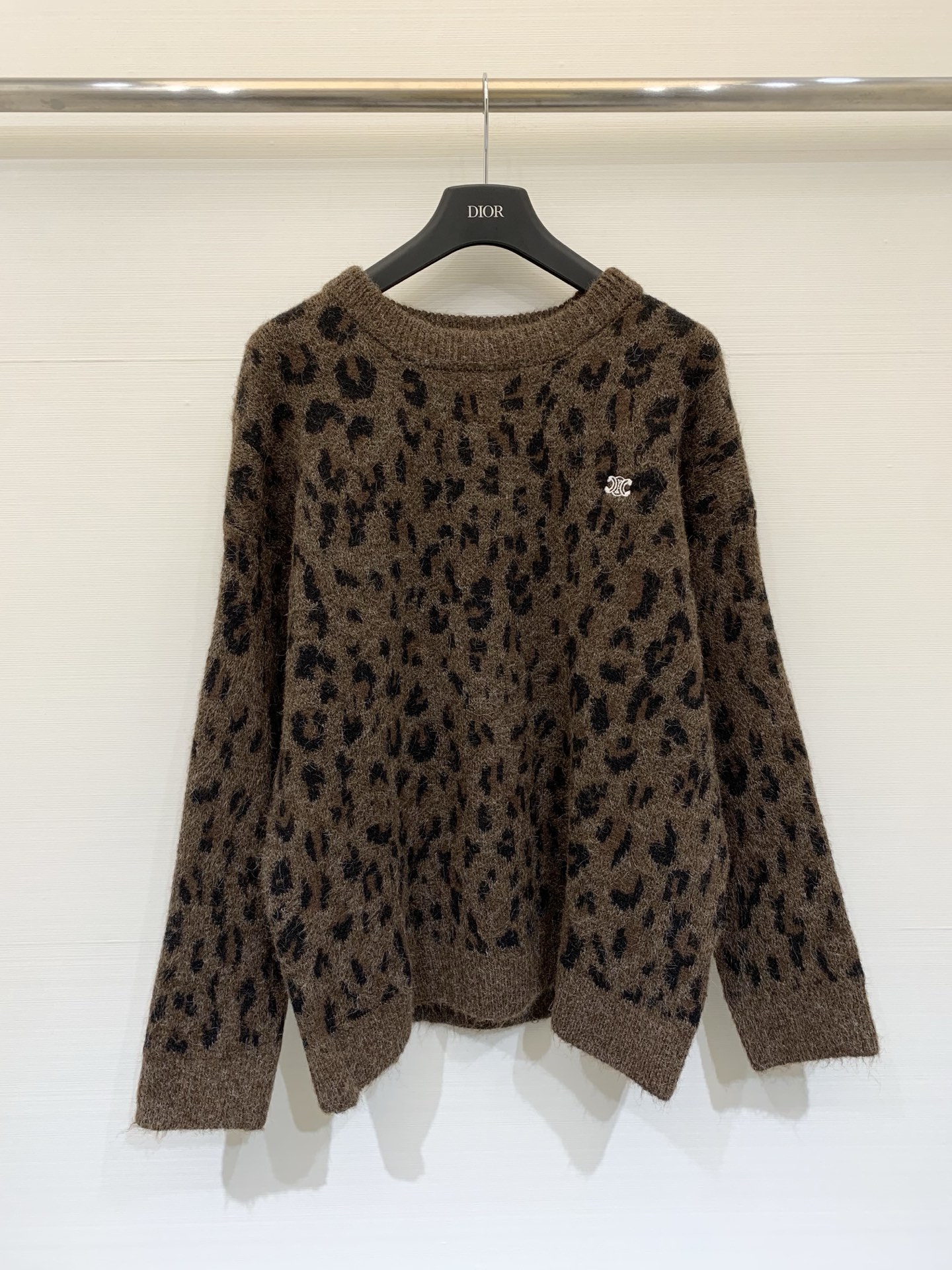 NO:683846,Celine 26 early spring new style leopard print round neck knitted pullover long sleeves wool upper body effect high-end atmosphere whitening two-color SML,,celine,19860909Celine 26早春新款 豹纹圆领针织套头长袖 羊毛 上身效果高级大气显白 两色SML,,celine,,Women's clothing