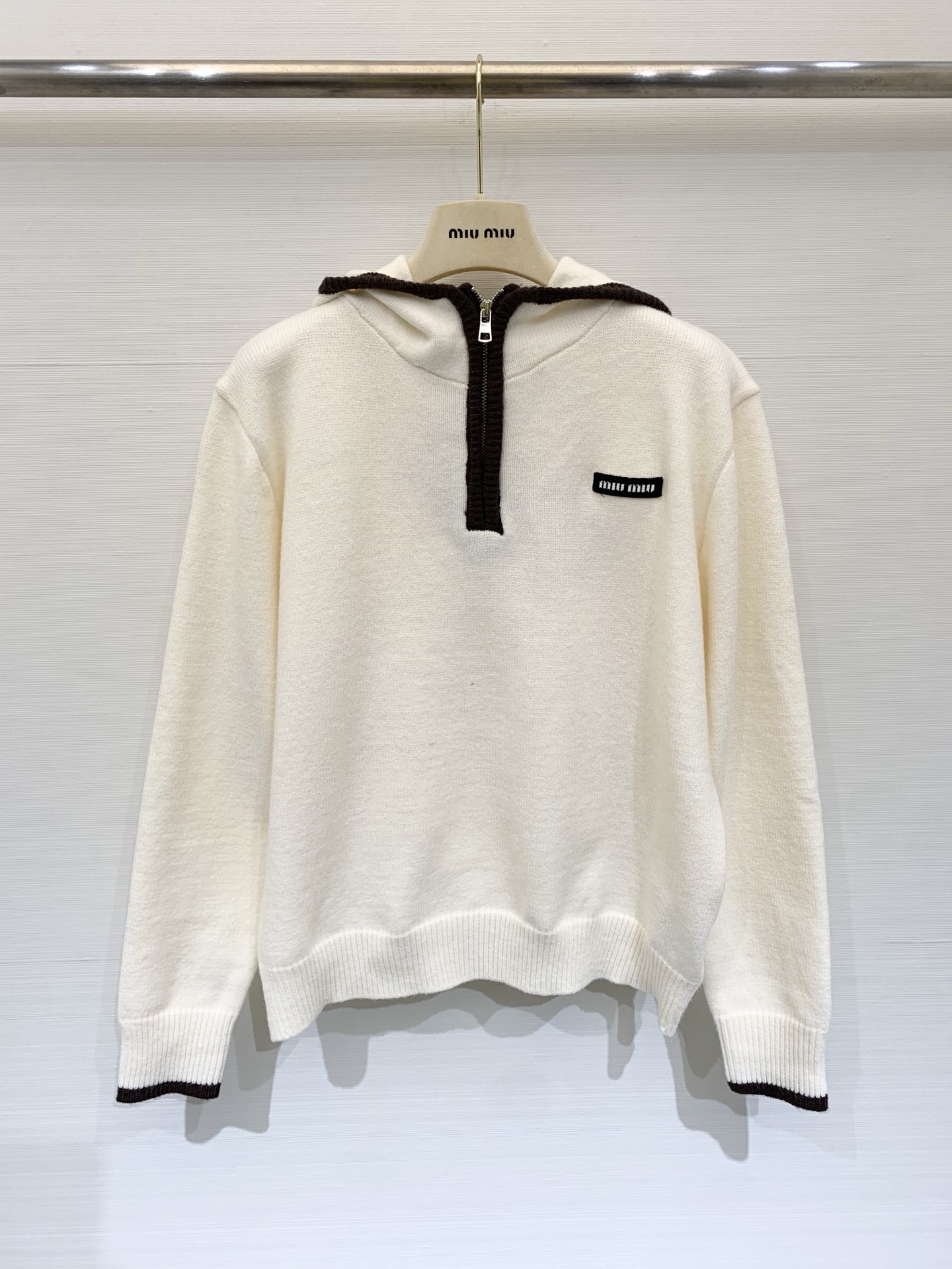 NO:683817,MIUMI* 25 new autumn and winter style, contrasting color threaded half-pull hooded knitted long sleeves, wool upper body, full of age-reducing girlish look, three-color SML P,,miumiu,hats,19860909MIUMI* 25秋冬新款 撞色螺纹半拉连帽针织长袖 羊毛 上身减龄少女感十足 三色SML P,,miumiu,hats,,Women's clothing