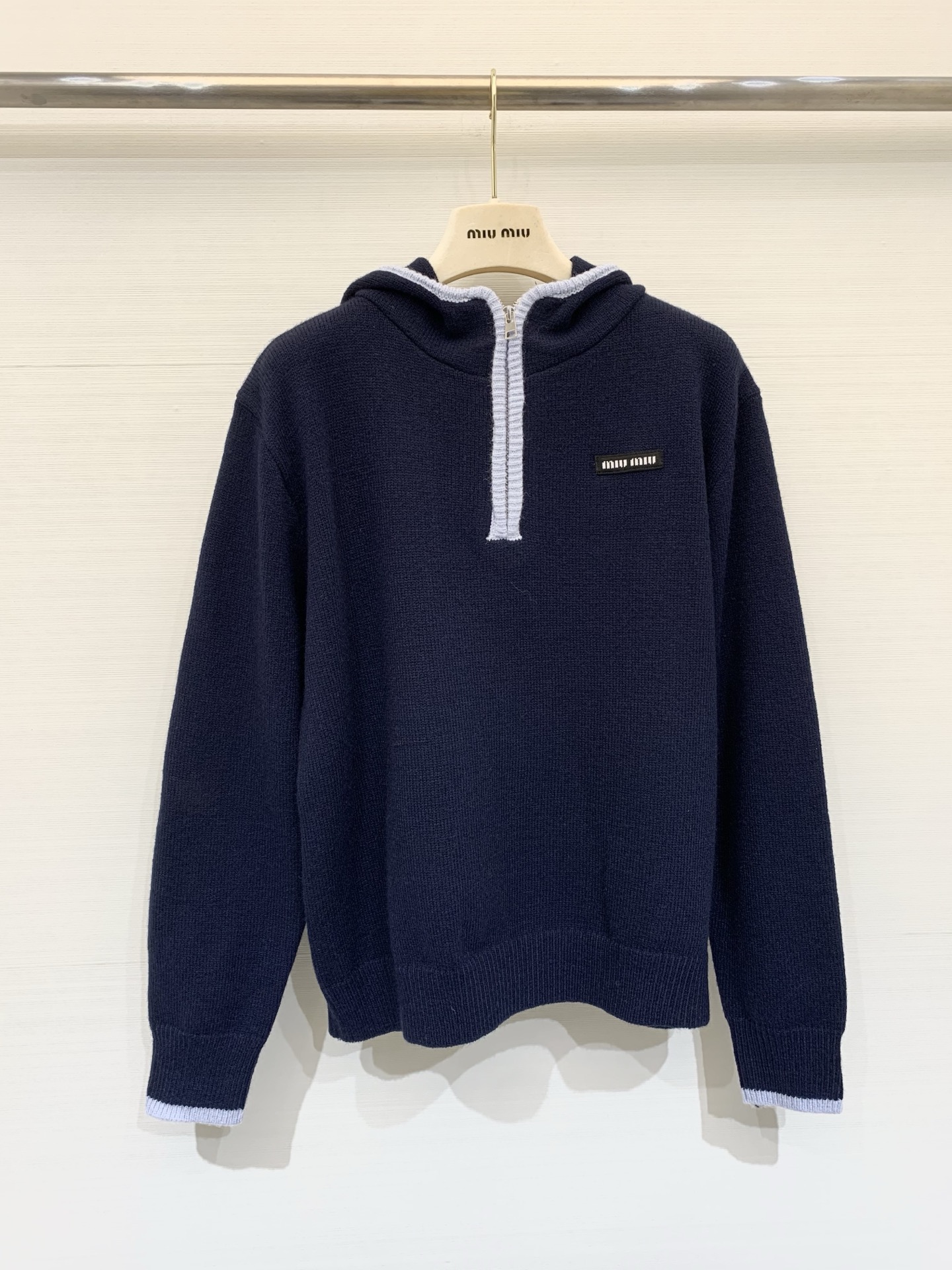 NO:683820,MIUMI* 25 new autumn and winter style, contrasting color threaded half-pull hooded knitted long sleeves, wool upper body, full of age-reducing girlish look, three colors SML,,miumiu,hats,19860909MIUMI* 25秋冬新款 撞色螺纹半拉连帽针织长袖 羊毛 上身减龄少女感十足 三色SML,,miumiu,hats,,Women's clothing