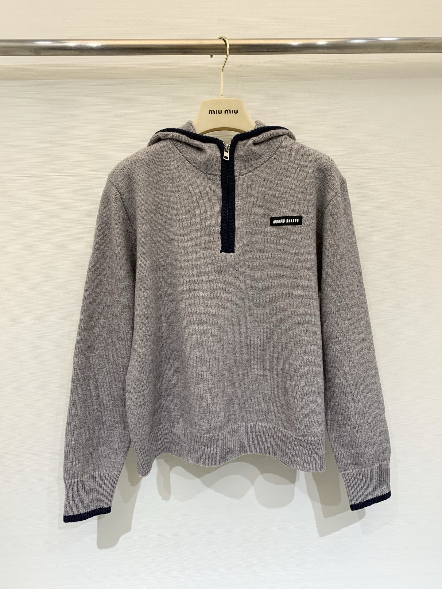 NO:683822,MIUMI* 25 new autumn and winter style, contrasting color threaded half-pull hooded knitted long sleeves, wool upper body, full of age-reducing girlish look, three-color SML P,,miumiu,hats,19860909MIUMI* 25秋冬新款 撞色螺纹半拉连帽针织长袖 羊毛 上身减龄少女感十足 三色SML P,,miumiu,hats,,Women's clothing