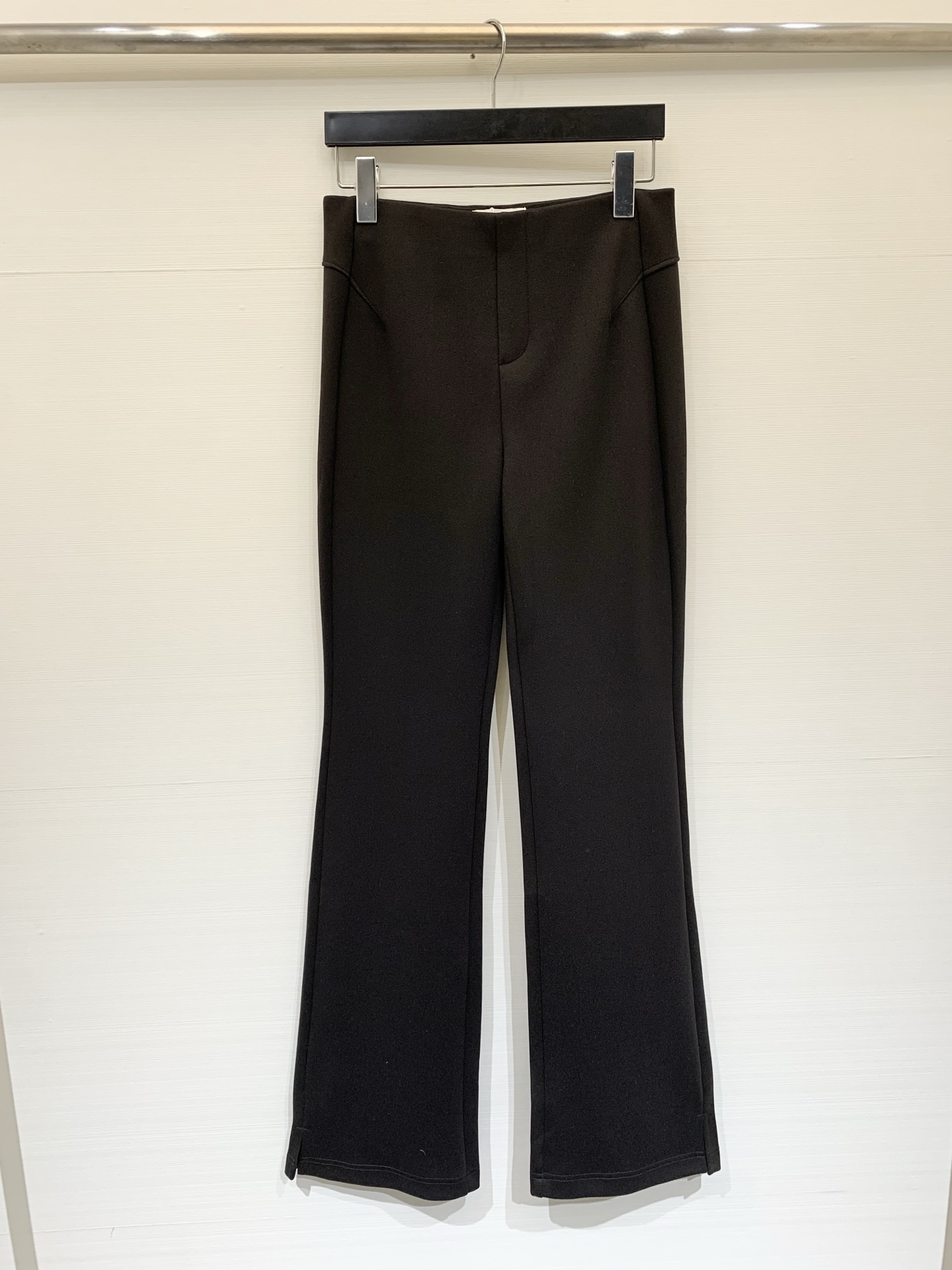 NO:684743,MM6 26 early spring new style casual trousers with a high waist and a slightly flared version. The trouser legs gradually relax from the knees downwards. The lines are smooth and there is Maison Margiela’s iconic four-needle stitching design on the back waist. No unnecessary decoration, simple and neat. Size SML, masion margiela,19860909MM6 26早春新款 微喇休闲长裤 高腰微喇版型 裤腿从膝盖处向下逐渐放宽 线条流畅,后腰位置有 Maison Margiela 标志性的四针缝线设计,无多余装饰,简约利落 码数SML,,masion margiela,,Women's clothing