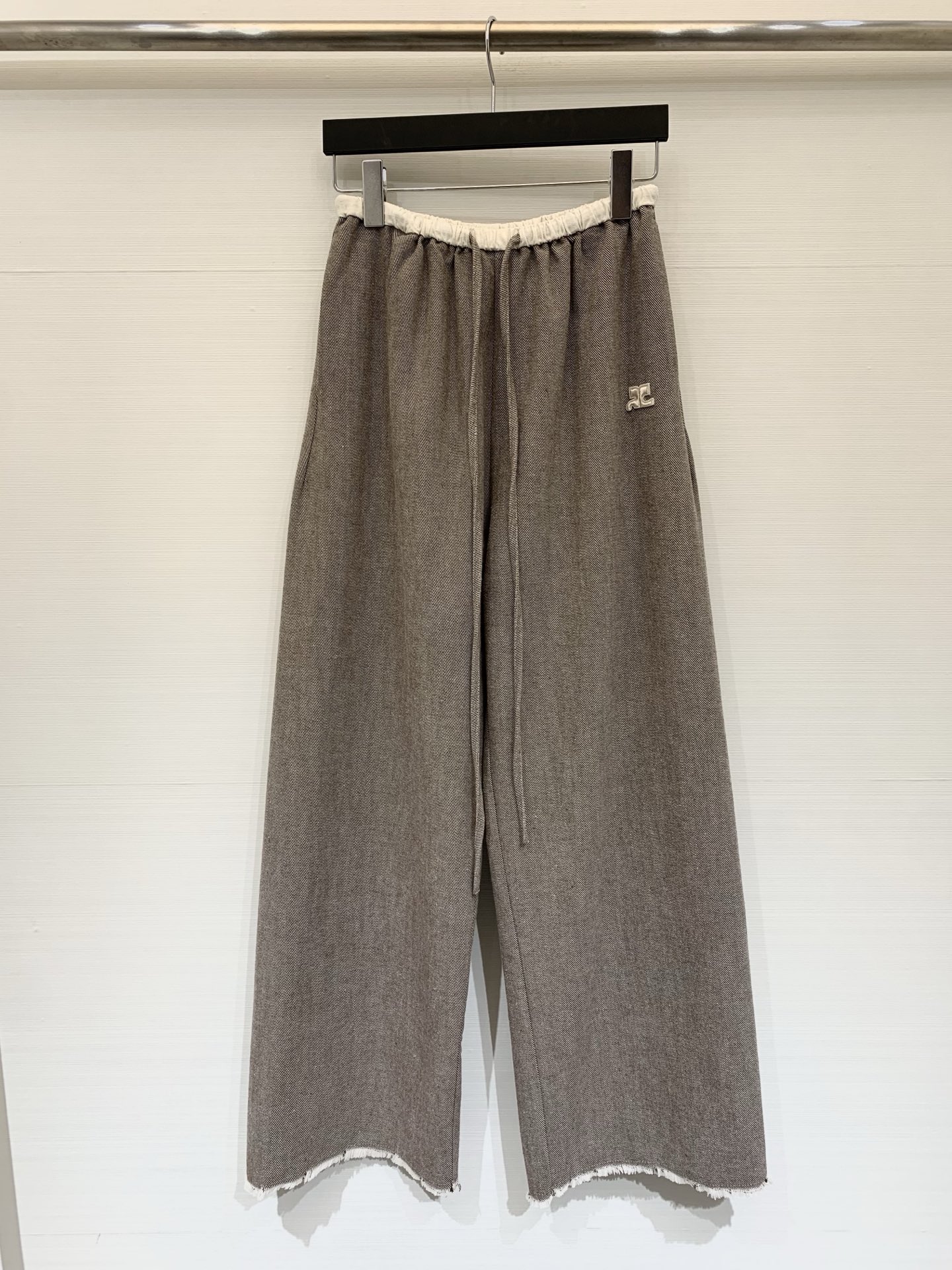 NO:684726,Courreges 26 early spring new style casual trousers with raw edges and fringes in light brown gray tone. They are made of ultra-cotton blended fabric with delicate texture, showing a low-key variegated texture. The loose fit is drapey and the upper body is lazy and casual. Size SML,19860909Courreges 26早春新款 浅咖灰色调毛边流苏休闲长裤,采用带有细腻肌理的超赛棉混纺面料,呈现出低调的杂色质感,宽松版型垂顺,上身慵懒休闲 码数SML,,,Women's clothing