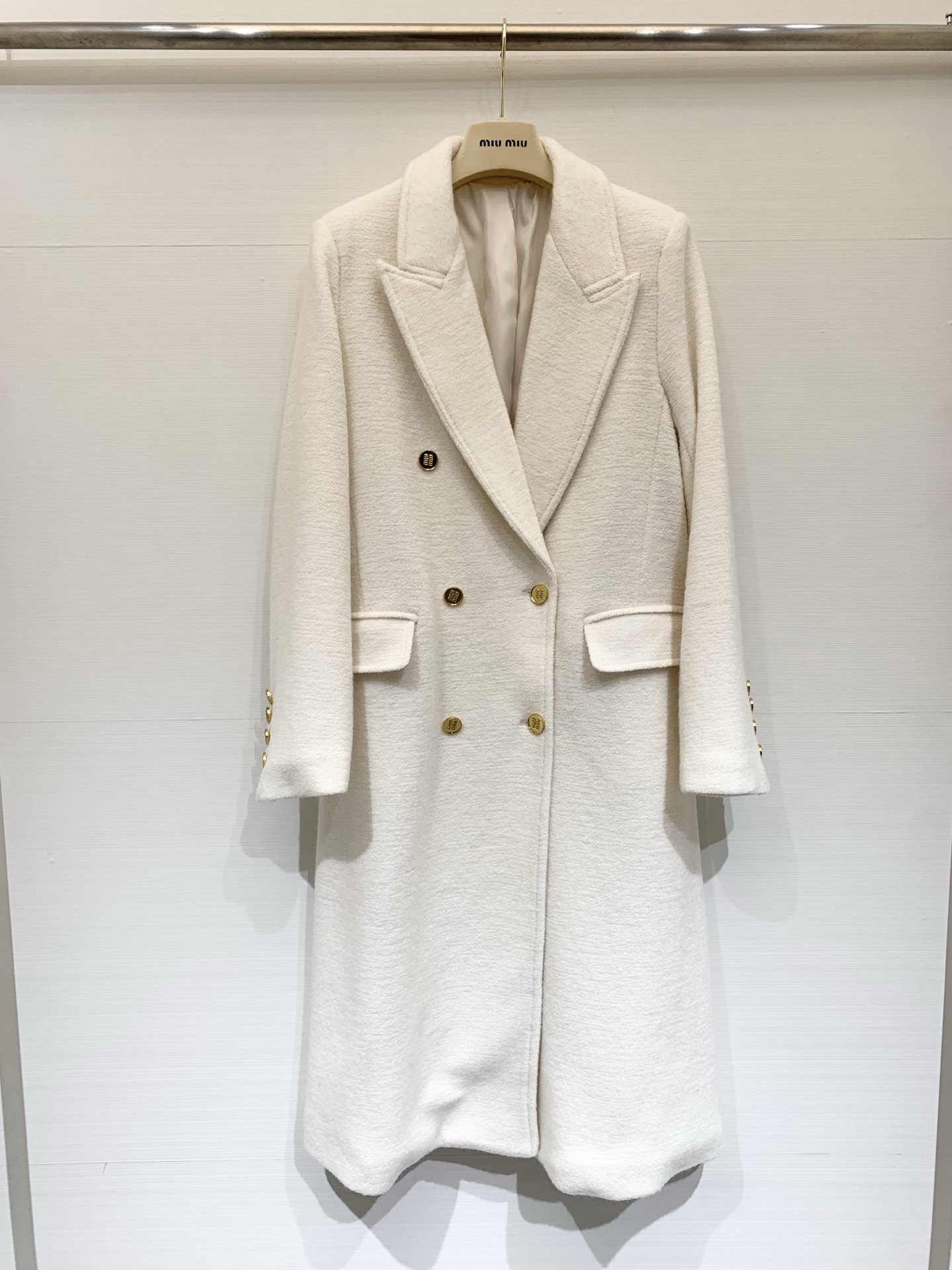 NO:686174,Comes with dust bag MIUMI* 25 FW new double-breasted sheepskin wool coat, a must-have for women in winter. The upper body is a walking aura, versatile and elegant. The classic double-breasted suit style is super positive. It is not picky at all. It is light and does not weigh the body. The thermal effect is also online. Two-color SML,,miumiu,jackets & coats,business suit,19860909配防尘袋MIUMI* 25 FW新款 双排扣设计羊卷毛大衣外套 冬季女主范必备款 上身就是行走的气场 百搭又抬气质 经典的双排扣西装版型 版型超级正 完全不挑人 轻盈不压身 保暖效果也在线 两色SML,,miumiu,jackets & coats,business suit,,Women's clothing