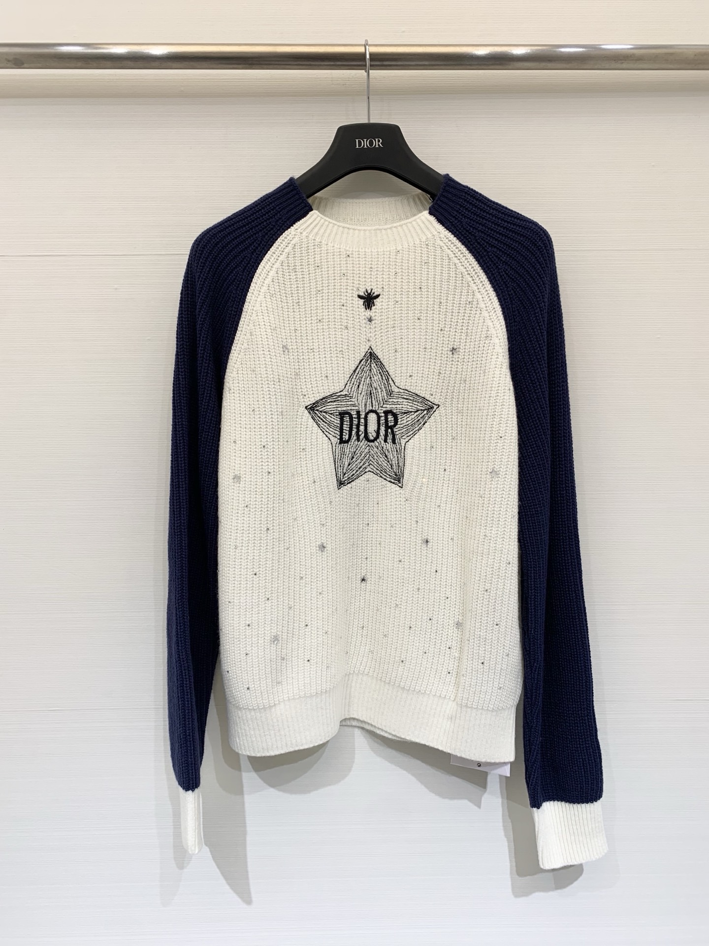 NO:686205,Dior 26 early spring new model, five-pointed star embroidery, hot rhinestones, contrast color long-sleeved style, logo pattern decoration and embellishment, series models shipped, upper body with high-end atmosphere, two-color SML,, dior,19860909Dior 26早春新款 五角星刺绣烫钻撞色长袖款 logo图案修饰点缀 系列款出货 上身高级氛围感 两色SML,,dior,,Women's clothing