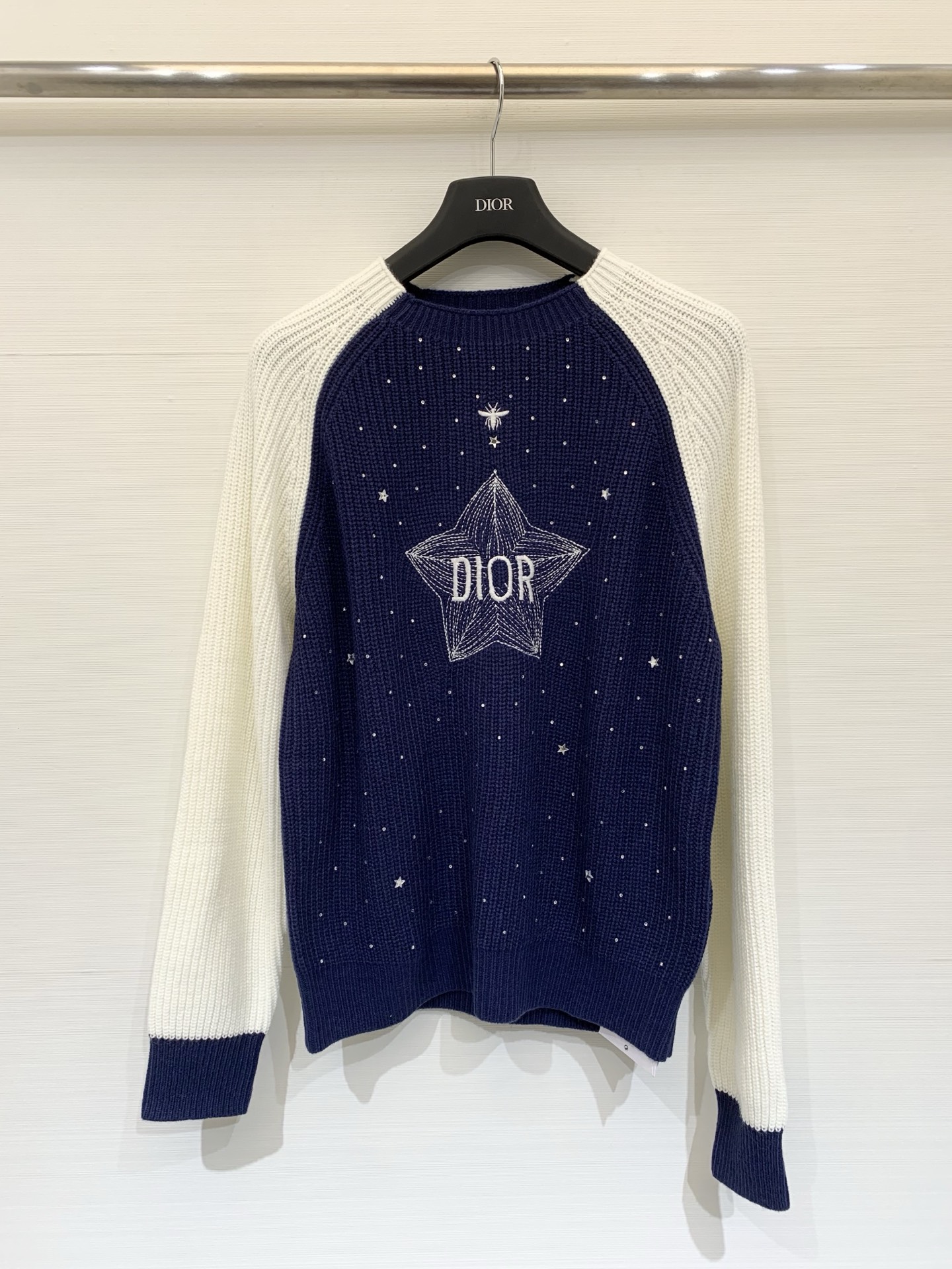 NO:686206,Dior 26 early spring new model, long-sleeved model with five-pointed star embroidery, hot rhinestones and contrasting colors, logo pattern decoration and embellishment, series models shipped, upper body with high-end atmosphere, two-color SML P,, dior,19860909Dior 26早春新款 五角星刺绣烫钻撞色长袖款 logo图案修饰点缀 系列款出货 上身高级氛围感 两色SML P,,dior,,Women's clothing