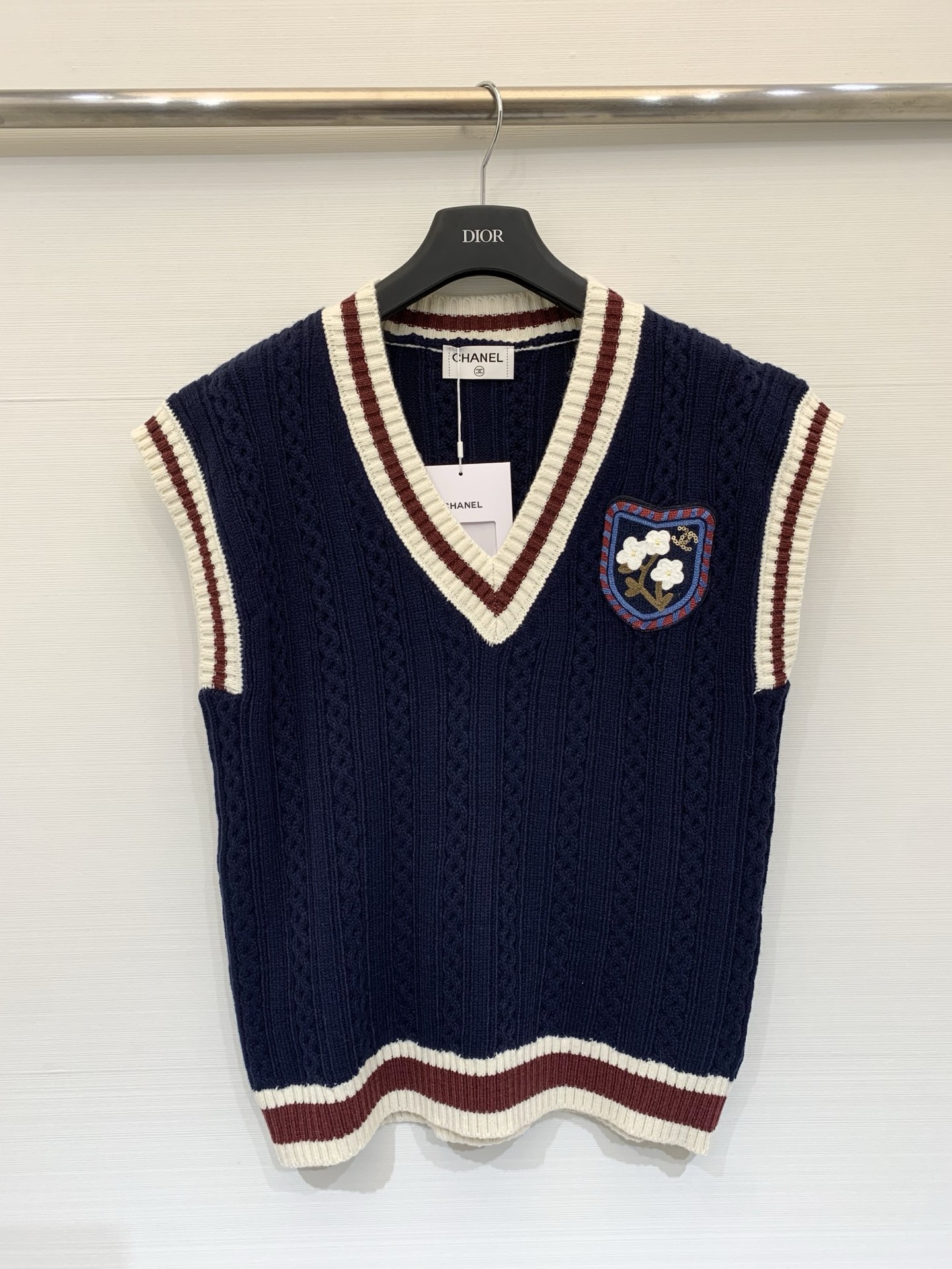 NO:686209,CHANEL 26C Advanced Handicraft Workshop Series New Style GD College Style Vest Vest Sweater, Soft and Waxy Wool Blended Fabric, Close to the Skin, Classic Cable Knitting, Comes with Gentle Filter, Embroidered Badge on the Chest and Small Fragrance Logo Two-color SML,,chanel,sweaters,19860909CHANEL 26C高级手工坊系列新款 GD同款学院风马甲背心毛衣,软糯羊毛混纺面料,贴肤不扎,经典绞花针织,自带温柔滤镜,胸前刺绣徽章融合小香标识 两色SML,,chanel,sweaters,,Women's clothing