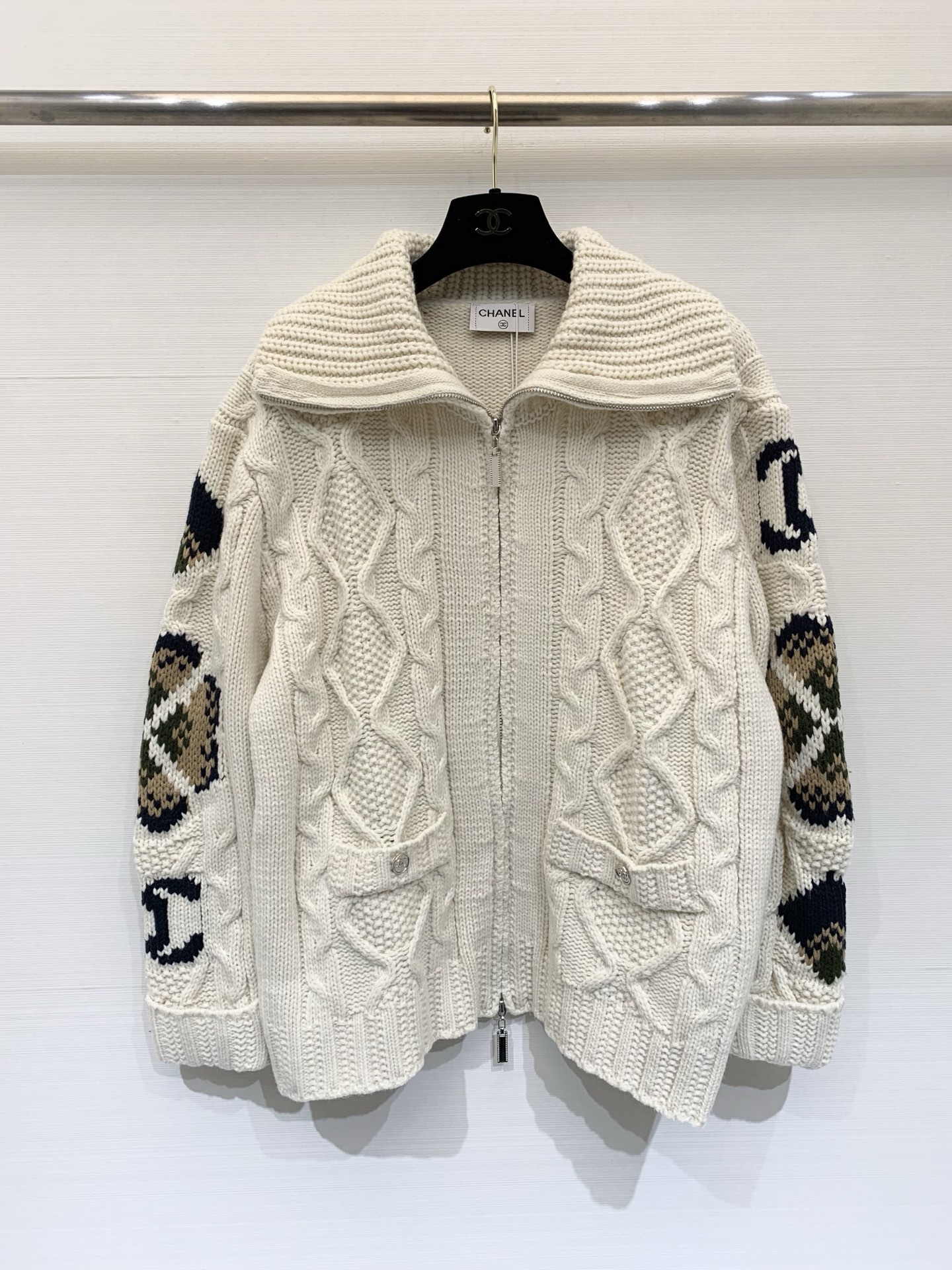 NO:686210,CHANEL 25 autumn and winter ski series new style wool jacket with lapel design, retro and fashionable lazy temperament, winter must-have, fashionable all winter, retro pattern decoration on both sleeves, zipper lapel design, thicker wool yarn, can be worn directly as a coat, three-color SML,,chanel,jackets & coats,19860909CHANEL 25秋冬滑雪系列新款 翻领设计羊毛外套 复古时髦的慵懒气质 冬季必备款 时髦一整个冬天 两个袖子上复古的花纹装饰 拉链翻领设计 比较厚实的羊毛纱线 可以直接当外套穿 三色SML,,chanel,jackets & coats,,Women's clothing