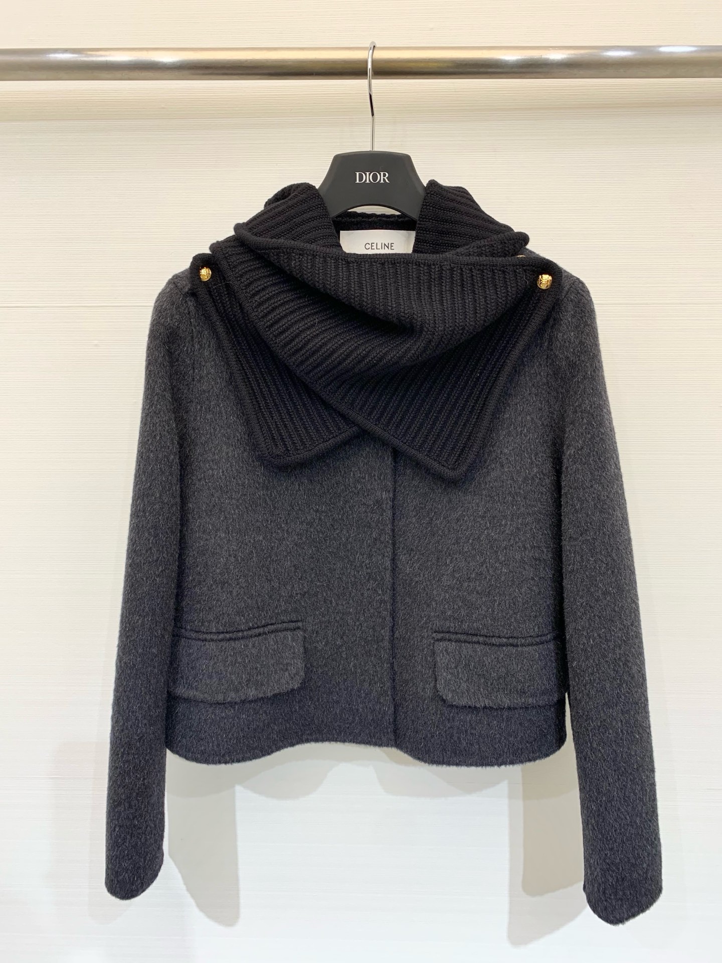 NO:686493,Celine 25 new autumn and winter style double-sided wool shoulder-button short jacket, detachable neck scarf design, made of 10 cashmere 90 wool fabric, single-row snap button design, high-end fashion, two-color sml,,celine,jackets & coats,19860909Celine 25秋冬新款 双面羊毛肩扣短款外套 拆卸围脖设计 采用10羊绒90羊毛面料 单排按扣设计 高级时尚 两色sml,,celine,jackets & coats,,Women's clothing