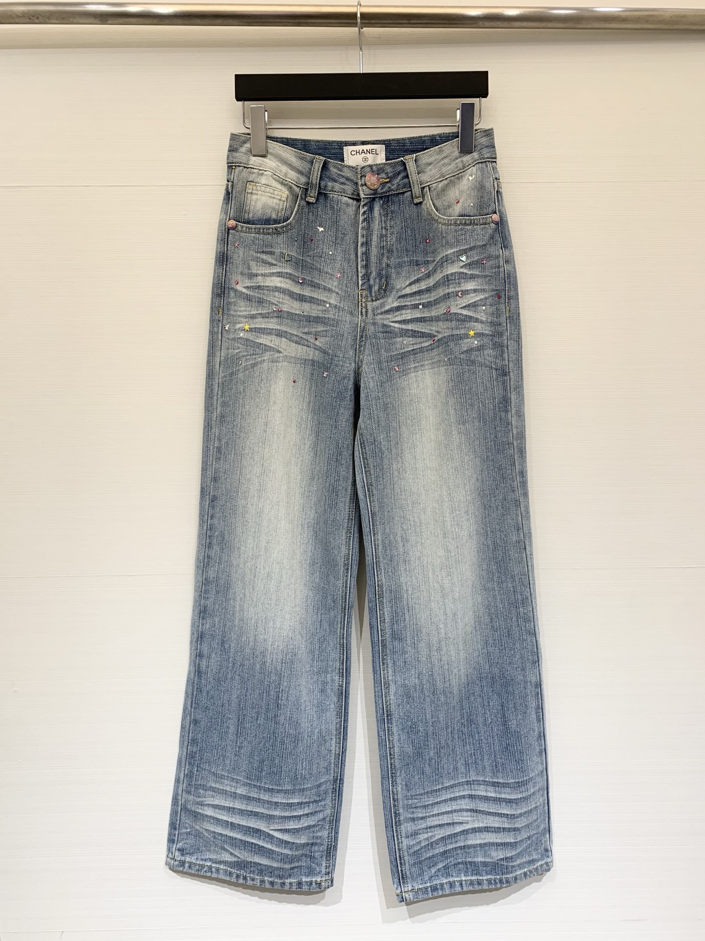 NO:686499,Chanel’s dopamine colored diamond mermaid pleated jeans are so beautiful in real life!  It sparkles in the sun!  Decorated with diamonds in the shapes of small hearts, stars, butterflies, etc., you will look like a mermaid princess when you put it on. The upper and lower washable scratches look like waves, making it full of beach vacation style!  The leather tag on the back also has its own star pattern, so when traveling, especially at the beach, the photo production rate is 100%!  It won’t be too exaggerated for daily commuting, and the fabric is soft and drapey and not easy to wrinkle!  Great pants, highly recommended!  Self-retained money!  Code number sml,,chanel,jeans,19860909Chanel 美炸了的多巴胺彩钻美人鱼压褶牛仔裤实物真的超级美！阳光下很闪！小小的爱心、星星、蝴蝶等形状贴钻装饰,穿上简直就是美人鱼公主本主,上下水洗抓纹犹如海浪,沙滩度假风情十足！后面皮牌也是自带星星图案的,出门旅行尤其是海边出片率百分百！日常通勤穿着也不会过于夸张,面料柔软垂感不易皱！强烈推荐的好裤子！自留款！码数sml,,chanel,jeans,,Women's clothing