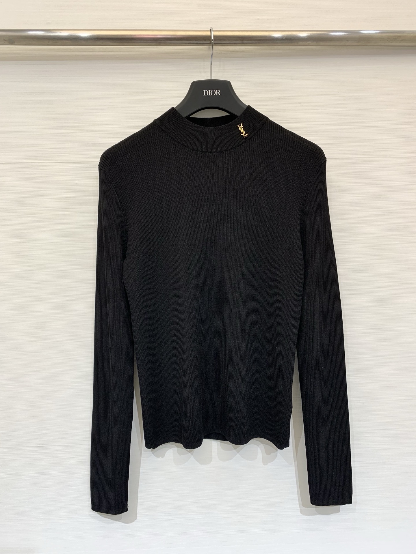 NO:686541,YSL 26 early spring new style pin collar solid color pit striped pullover, original 1:1, 10 mulberry silk 23 linen 31 tencel 36 viscose fiber, customized Ysl button  Buttoned on the collar, it is elegant and removable. The upper body can show off the femininity, and is very skin-friendly and comfortable. The slim fit is simple and durable. It is a type that is easy to wear. The ribbed fabric has a strong texture and a delicate sense of sophistication. It is easy to put on and take off and suitable for daily wear. Wear it with denim.  laurent,skirts,19860909YSL 26早春新款 别针企领净色坑条套衫,原版1:1,10桑蚕丝23亚麻31天丝36粘胶纤维,定制Ysl扣 扣在领上,气质又高雅,可拆卸,上身能够狠显女性气质,并且十分亲肤舒适,收身版型,简洁耐看,属于佰搭不挑人的类型~坑条面料纹理感狠强,显细腻的精至感,穿脱狠方便也狠适合日常穿搭的,搭配牛仔穿 GEN 加日常,搭配裙装气质满满,单穿、叠穿都能佰搭又实用,推荐~~ 码数sml,,saint laurent,skirts,,Women's clothing