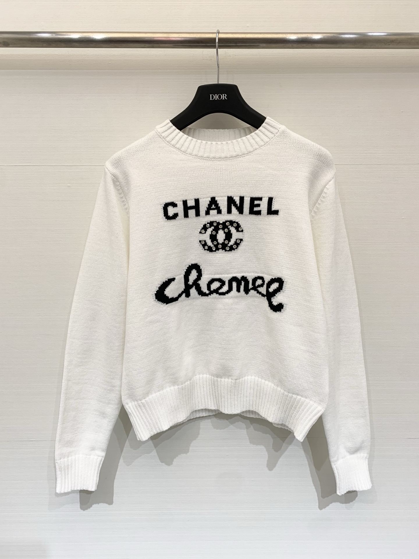 NO:686502,CHANEL 26 early spring new style knitted crew neck sweater, 'CHANEL' letter printing, with double C logo inlaid with rhinestones/pearls in the middle, full of light luxury style. Three colors SML,,chanel,sweaters,19860909CHANEL 26早春新款 针织圆领毛衣,“CHANEL”字母印花,中间搭配镶嵌水钻/珍珠装饰的双C标志,轻奢风满满 三色SML,,chanel,sweaters,,Women's clothing