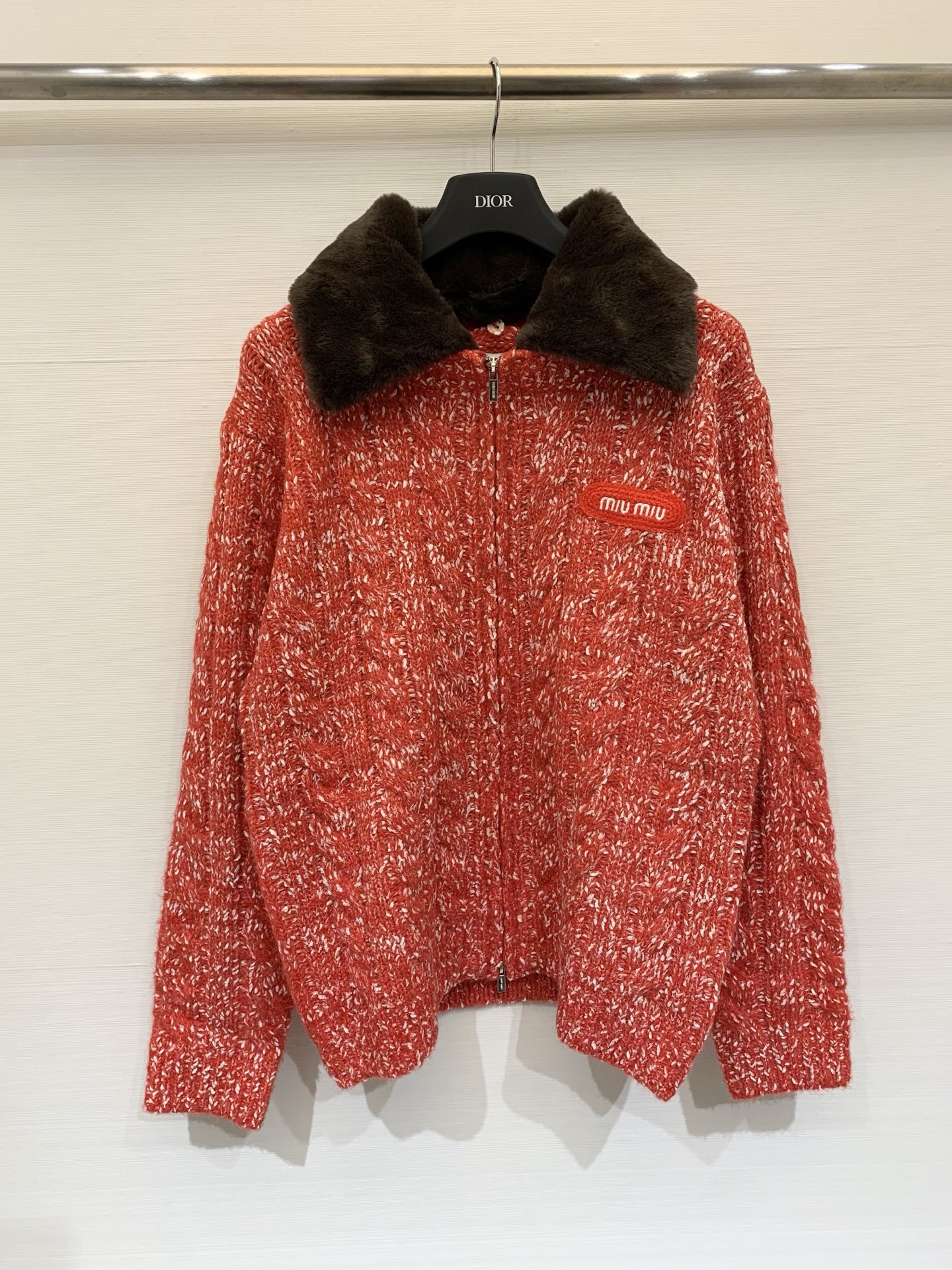 NO:686543,MIUMI* 25 new autumn and winter style fur collar stitched zipper jacket style logo pattern decoration upper body high-end atmosphere 2 color code //,,miumiu,jackets & coats,19860909MIUMI* 25秋冬新款 皮草领拼接拉链外套款 logo图案修饰点缀 上身高级氛围感 2色碼 //,,miumiu,jackets & coats,,Women's clothing