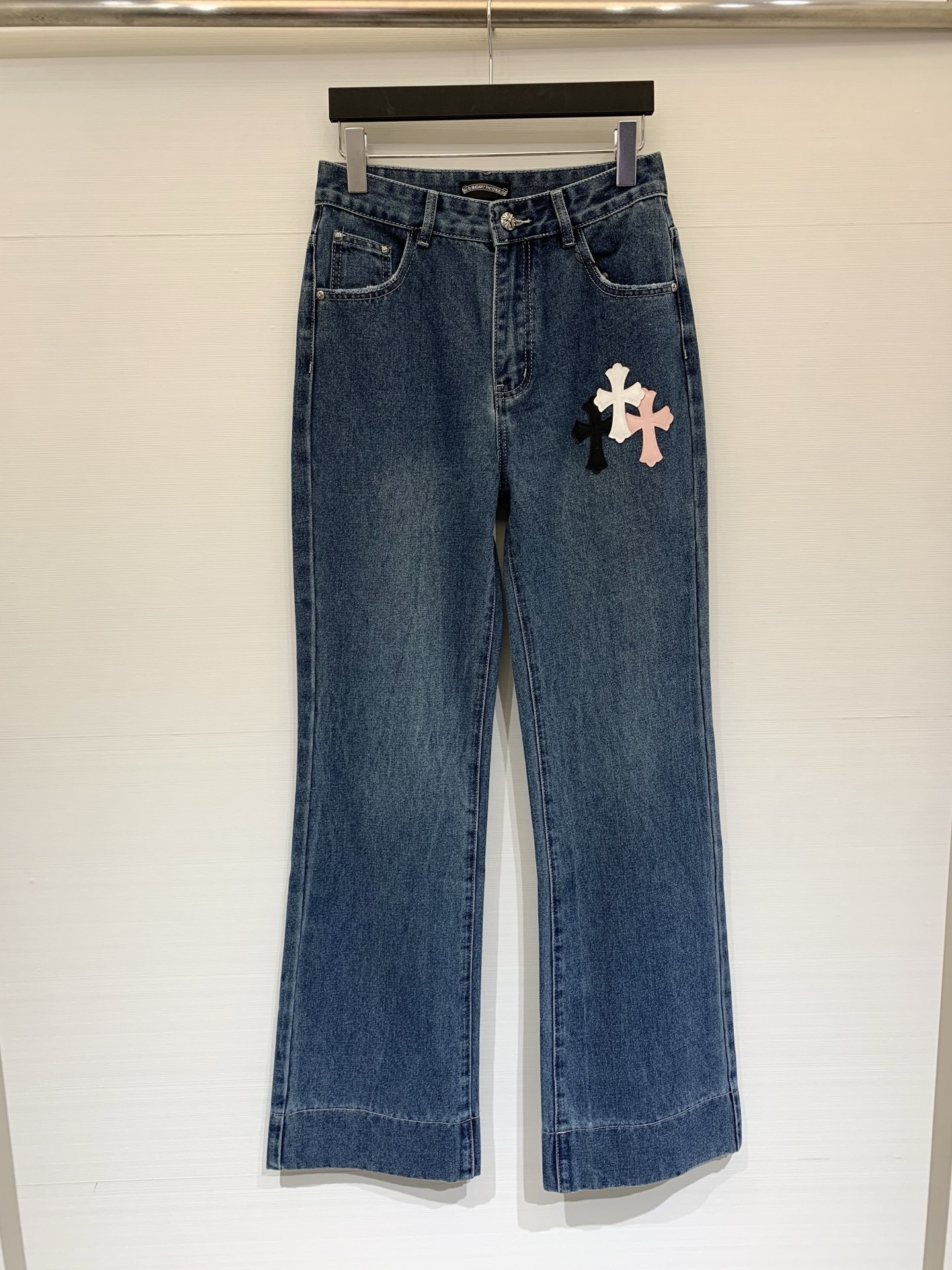 NO:686545,CH Croix Heart 25 new autumn and winter cross-embroidered wide-leg jeans, washed denim fabric, classic black and white pink cross embroidery, highly recognizable, high-waist design elongates the proportion of the legs, easy to create street casual style, fashionable and versatile!  Code number sml,,chrome hearts,jeans,19860909CH克罗心 25秋冬新款 十字架刺绣阔腿牛仔裤,水洗丹宁面料,经典黑白粉十字架刺绣,辨识度超高,高腰设计拉长腿部比例,轻松打造街头休闲风,时髦又百搭！码数sml,,chrome hearts,jeans,,Women's clothing