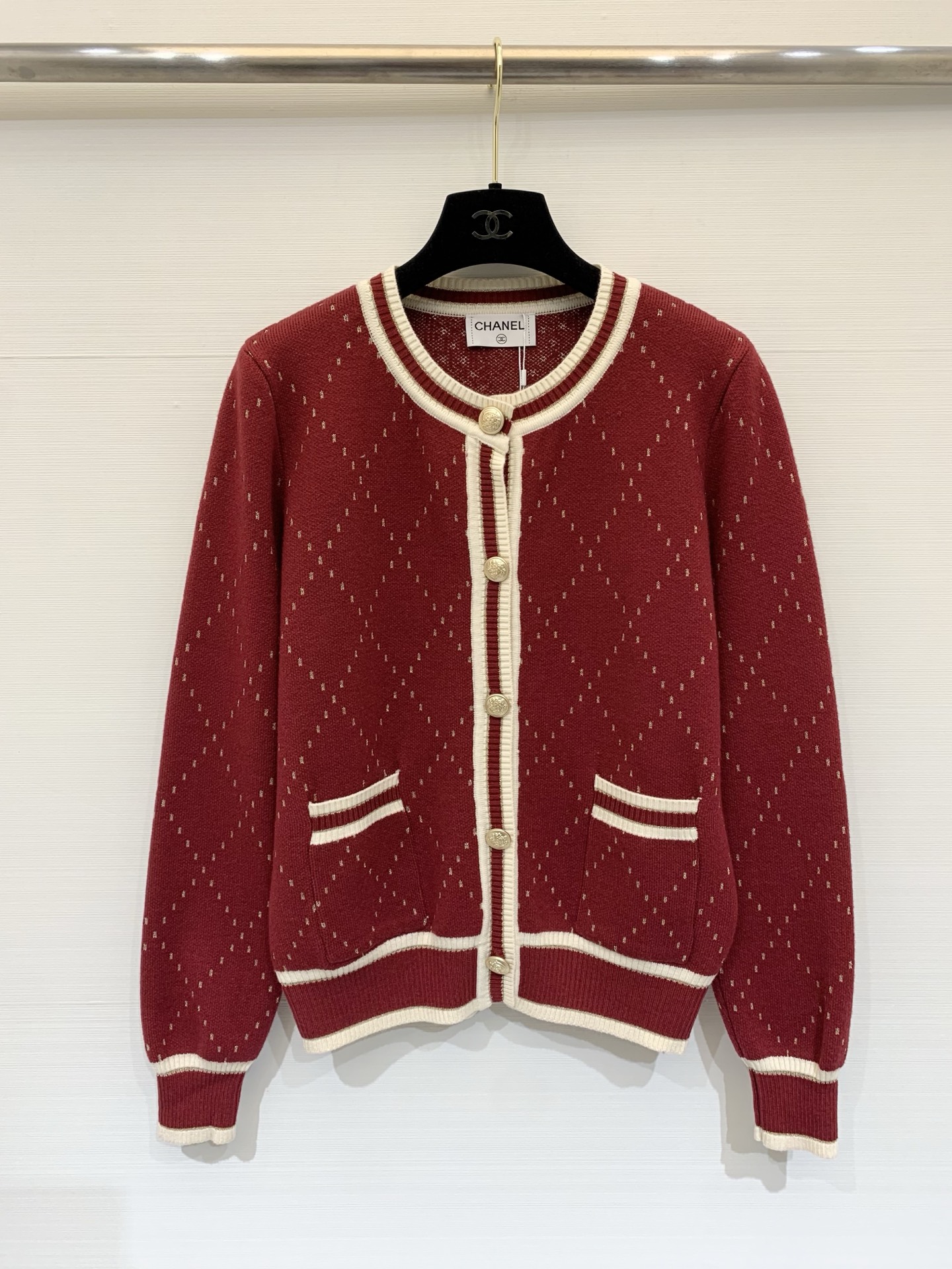 NO:687392,CHANEL 26 early spring new model diamond round neck cardigan style logo pattern decoration upper body high-end atmosphere three-color SML P,,chanel,19860909CHANEL 26早春新款 菱格圆领开衫款 logo图案修饰点缀 上身高级氛围感 三色SML P,,chanel,,Women's clothing