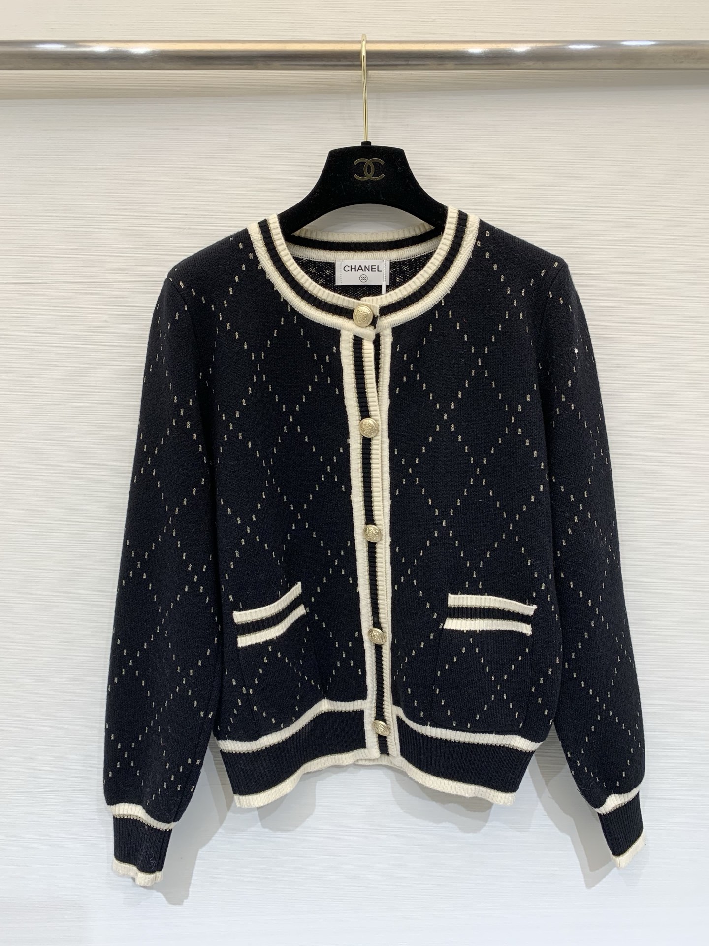 NO:687394,CHANEL 26 early spring new model diamond round neck cardigan style logo pattern decoration upper body high-end atmosphere three-color SML,,chanel,19860909CHANEL 26早春新款 菱格圆领开衫款 logo图案修饰点缀 上身高级氛围感 三色SML,,chanel,,Women's clothing
