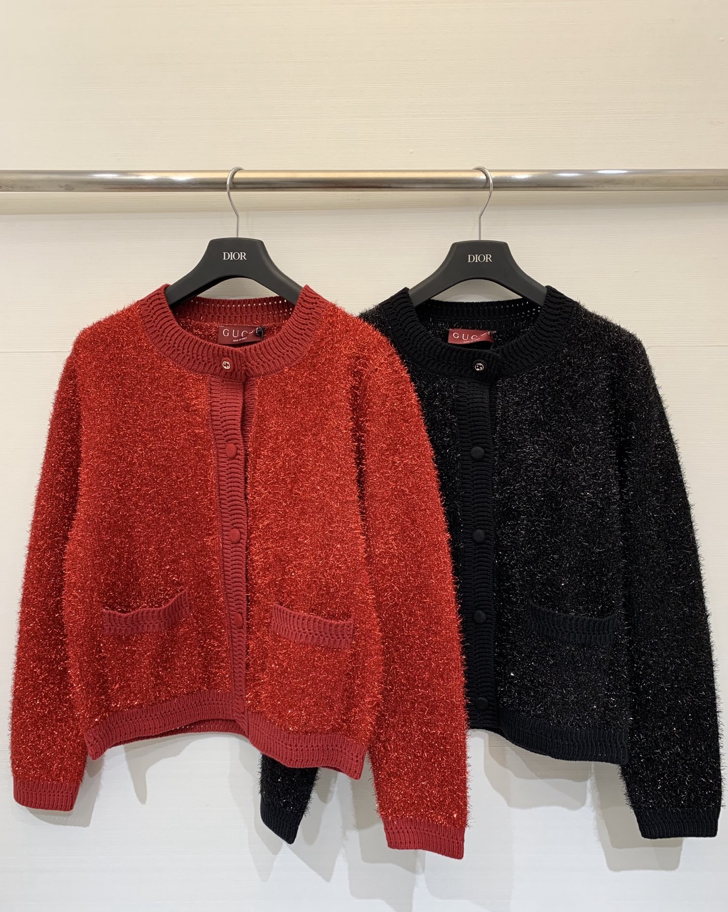 NO:687419,Gucci 26 early spring new style bright silk round neck cardigan with logo pattern decoration and high-end atmosphere on the upper body two-color SML P,,gucci,19860909Gucci 26早春新款 亮丝圆领开衫款 logo图案修饰点缀 上身高级氛围感 两色SML P,,gucci,,Women's clothing