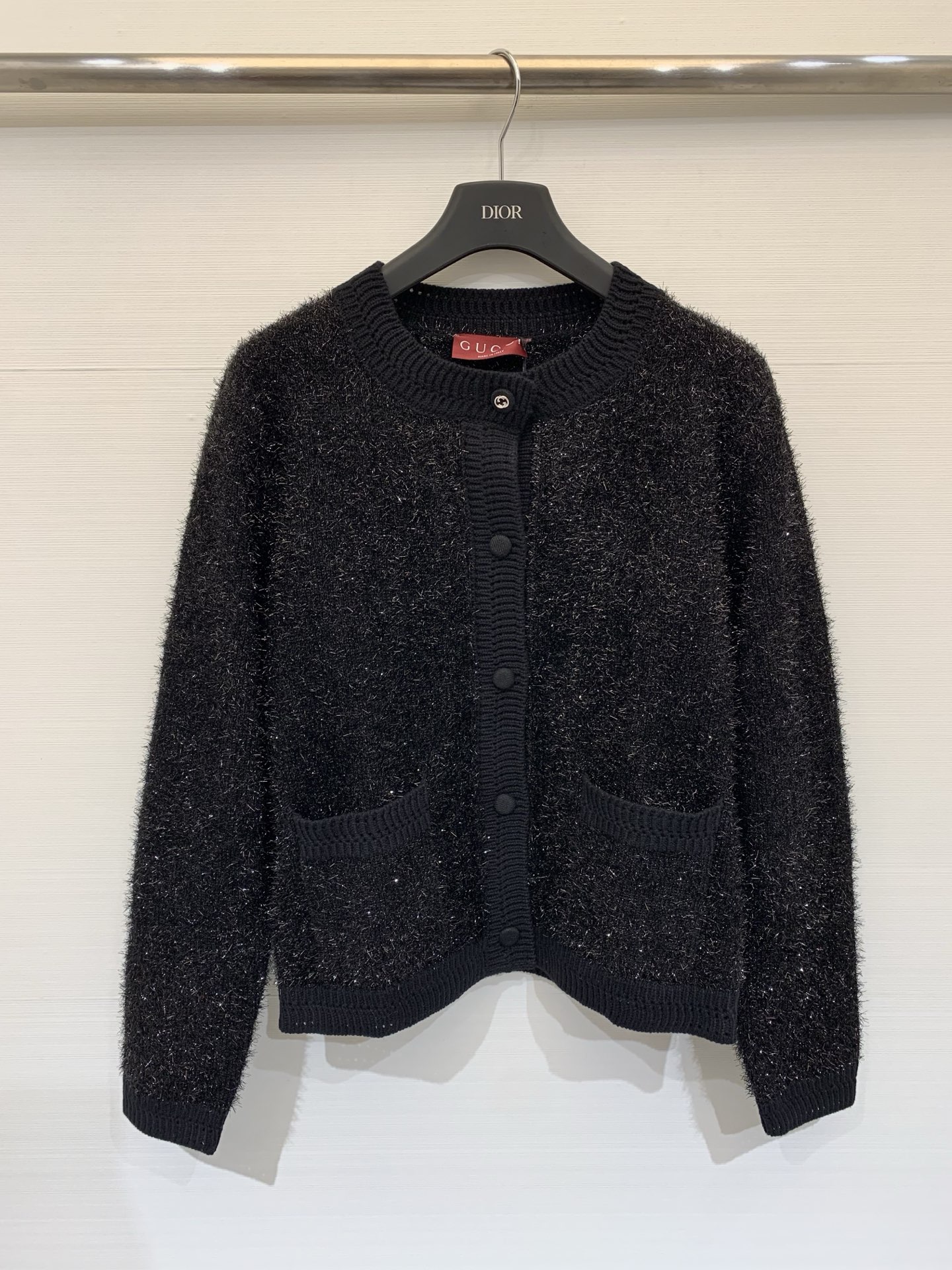 NO:687416,Gucci 26 early spring new style bright silk round neck cardigan with logo pattern decoration and high-end atmosphere on the upper body two-color SML P,,gucci,19860909Gucci 26早春新款 亮丝圆领开衫款 logo图案修饰点缀 上身高级氛围感 两色SML P,,gucci,,Women's clothing