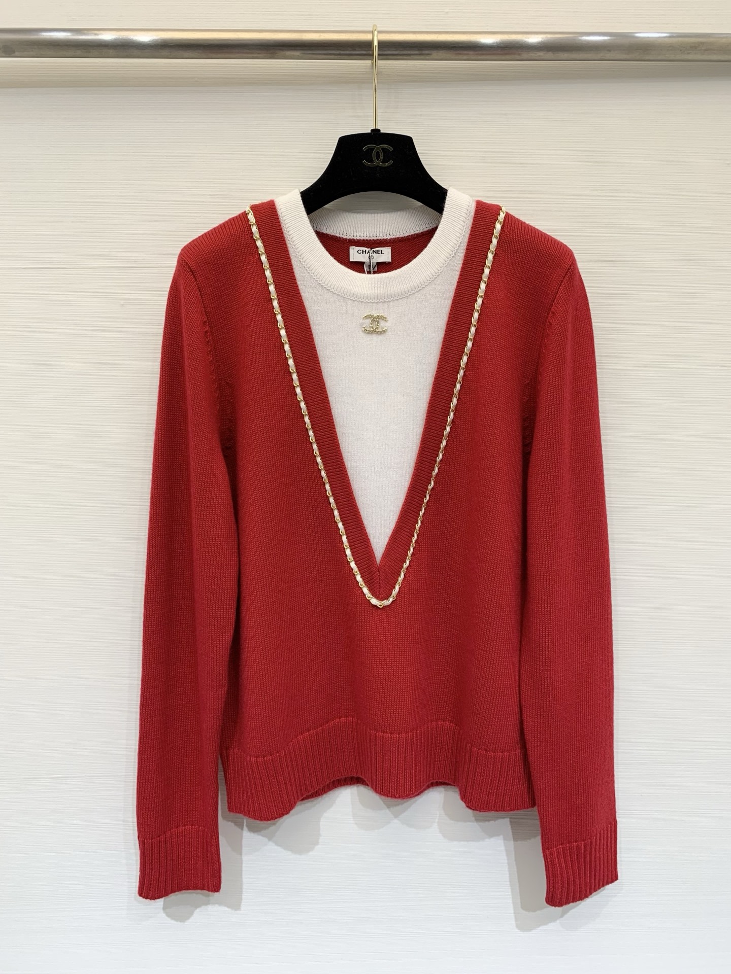 NO:687408,CHANEL 26 early spring new model, fake two-piece chain long-sleeved model, logo pattern decoration, series models shipped, upper body with high-end atmosphere, two-color SML,,chanel,19860909CHANEL 26早春新款 假两件链条长袖款 logo图案修饰点缀 系列款出货 上身高级氛围感 两色SML,,chanel,,Women's clothing