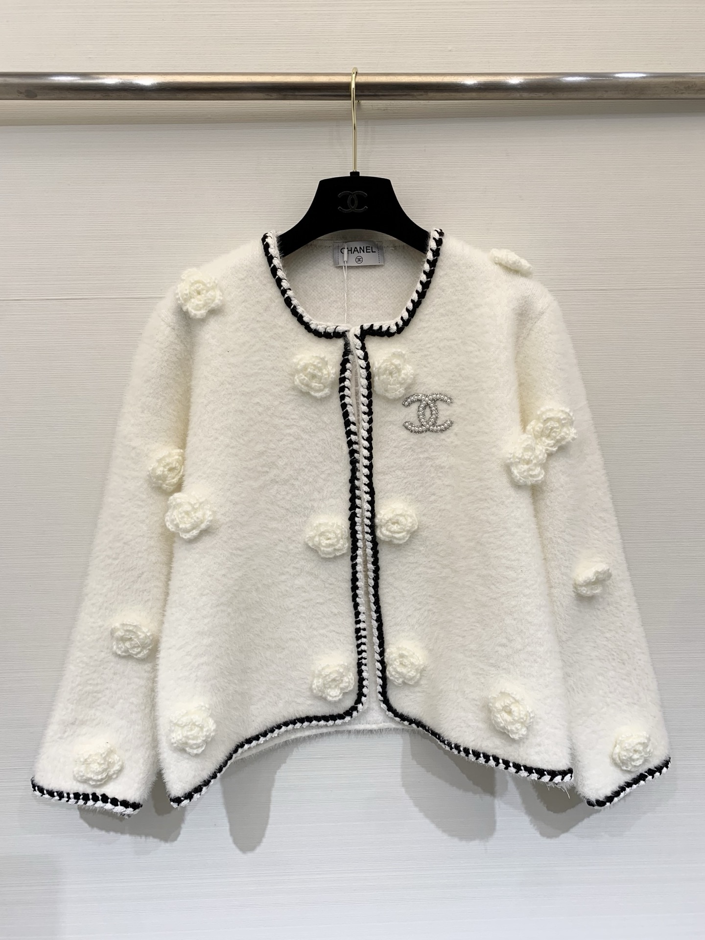 NO:687411,CHANEL 26 early spring new model three-dimensional flower knitted cardigan style logo pattern decoration upper body high-end atmosphere two-color SML P,,chanel,19860909CHANEL 26早春新款 立体花朵针织开衫款 logo图案修饰点缀 上身高级氛围感 两色SML P,,chanel,,Women's clothing